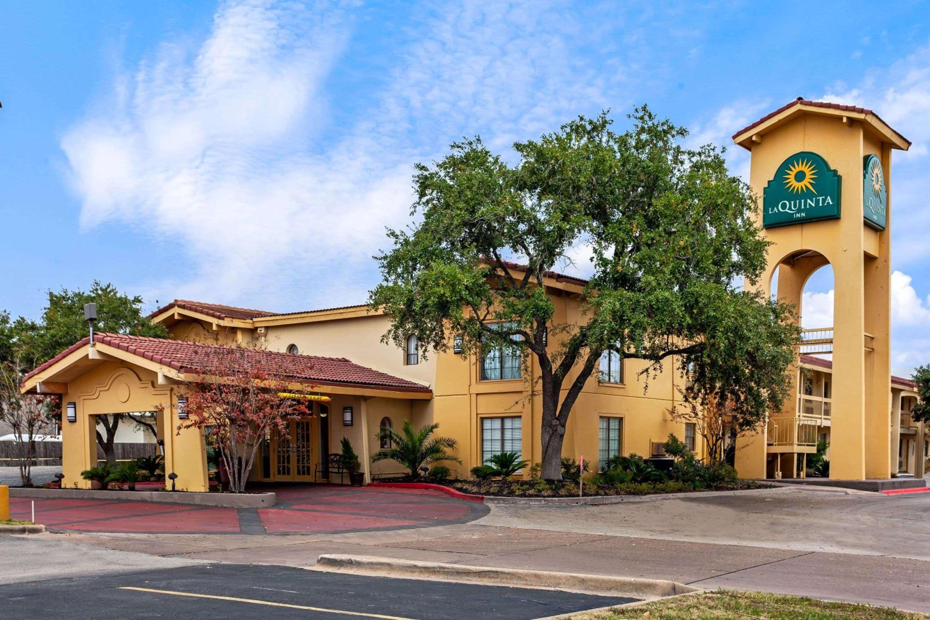 Hotel La Quinta Inn by Wyndham College Station - Image 1