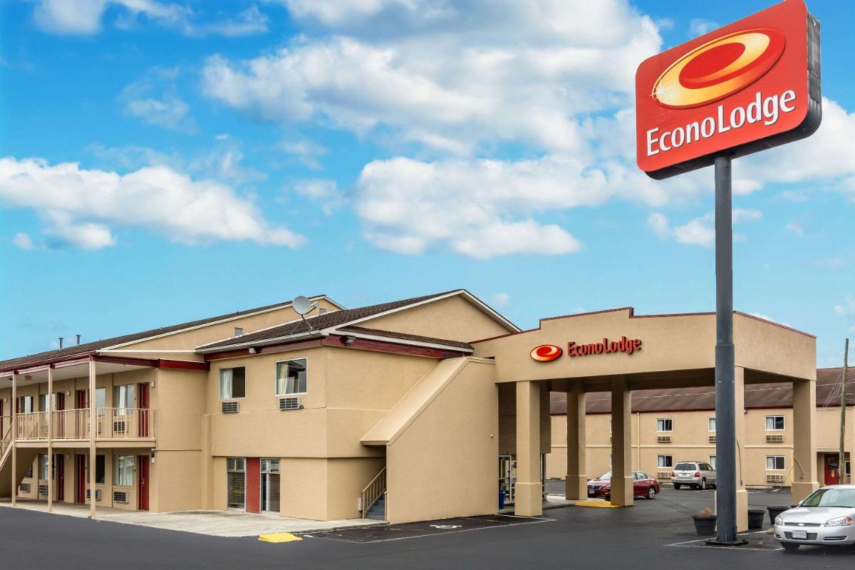 Econo Lodge East Staunton view 2