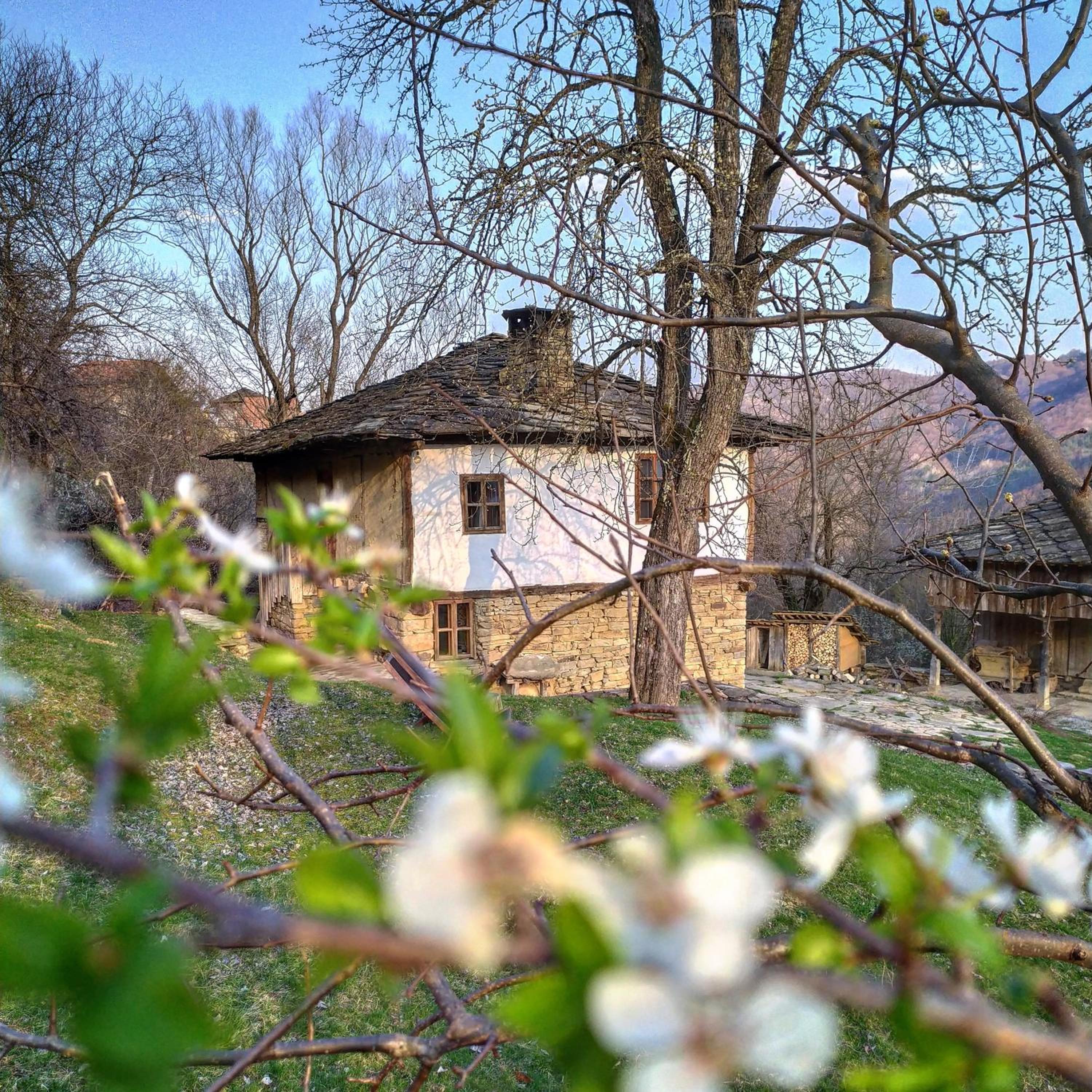 Authentic House with Stunning Mountain View - Karashka
