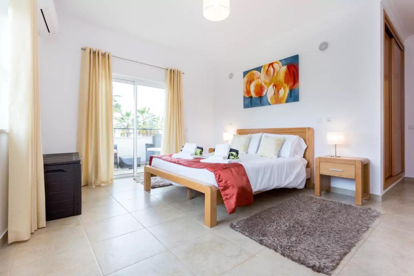 Spacious Apartment with Huge Terrace and Swimming Pool