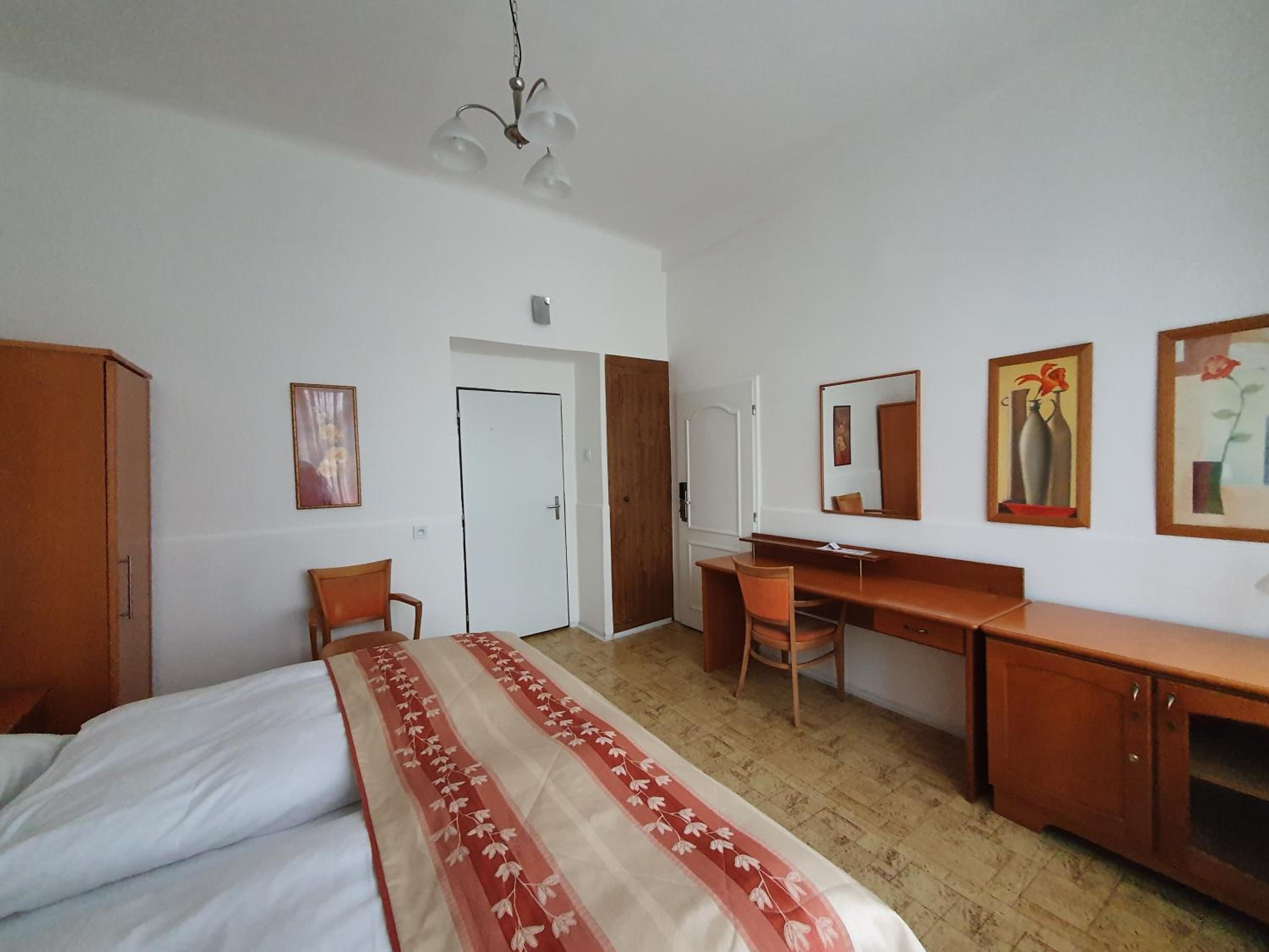 Residence Dykova - former Pension Jana, Domov Mládeže