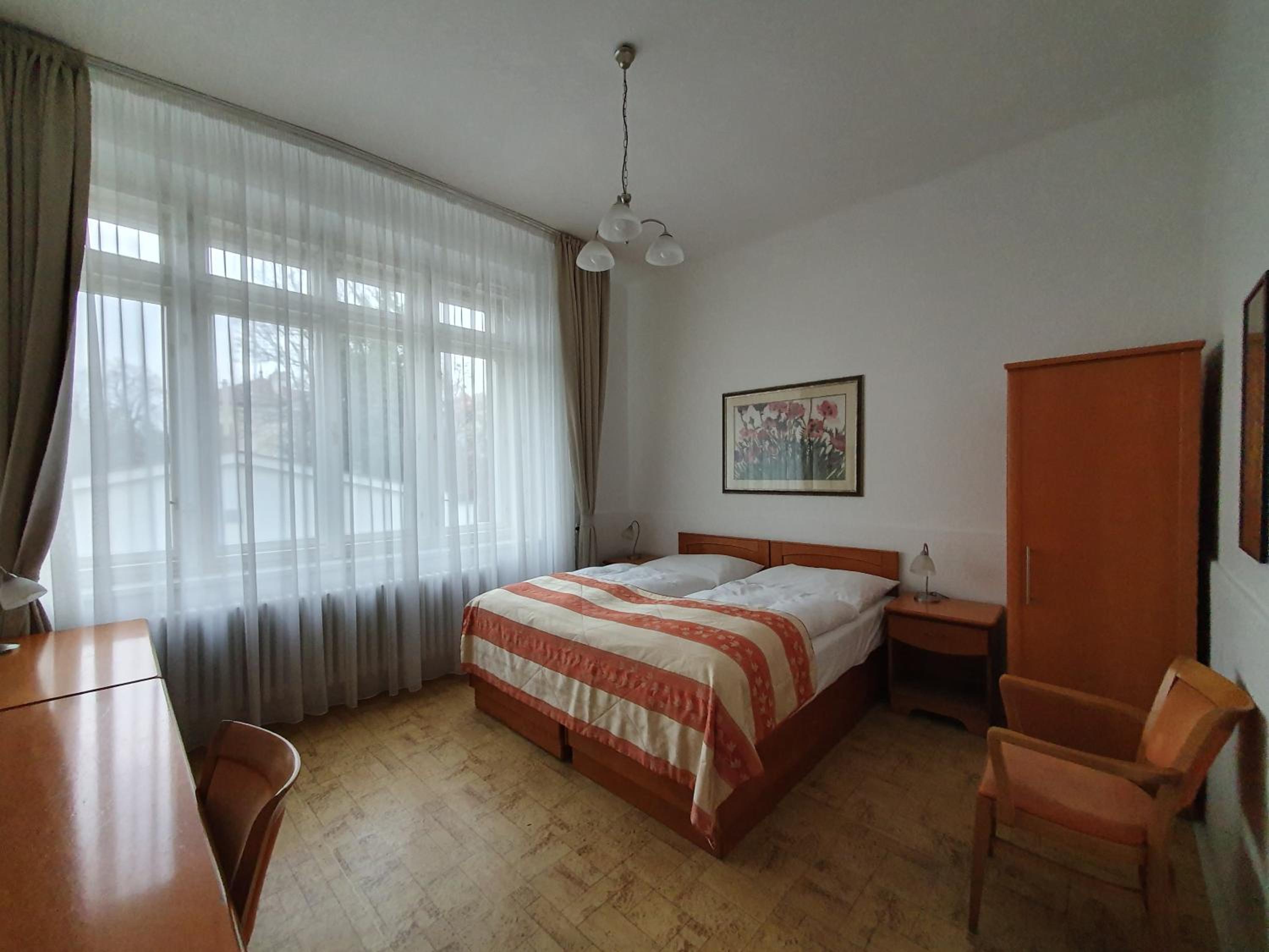Residence Dykova - former Pension Jana, Domov Mládeže