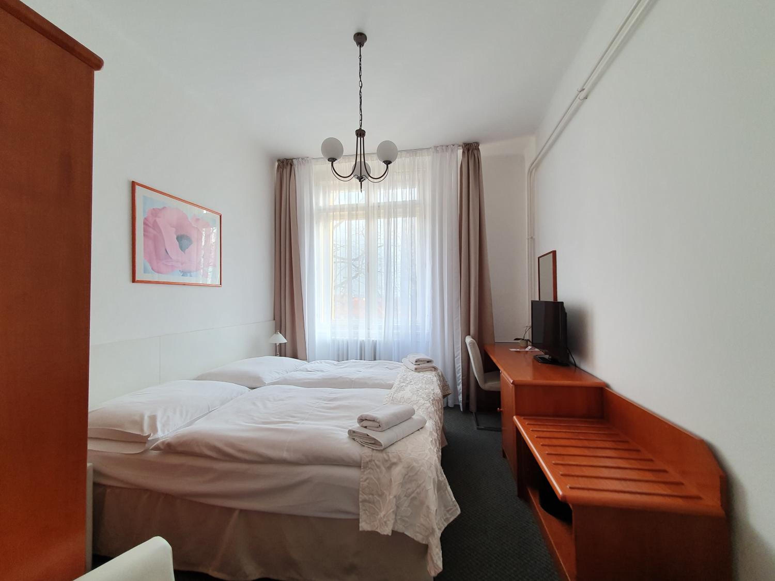 Residence Dykova - former Pension Jana, Domov Mládeže