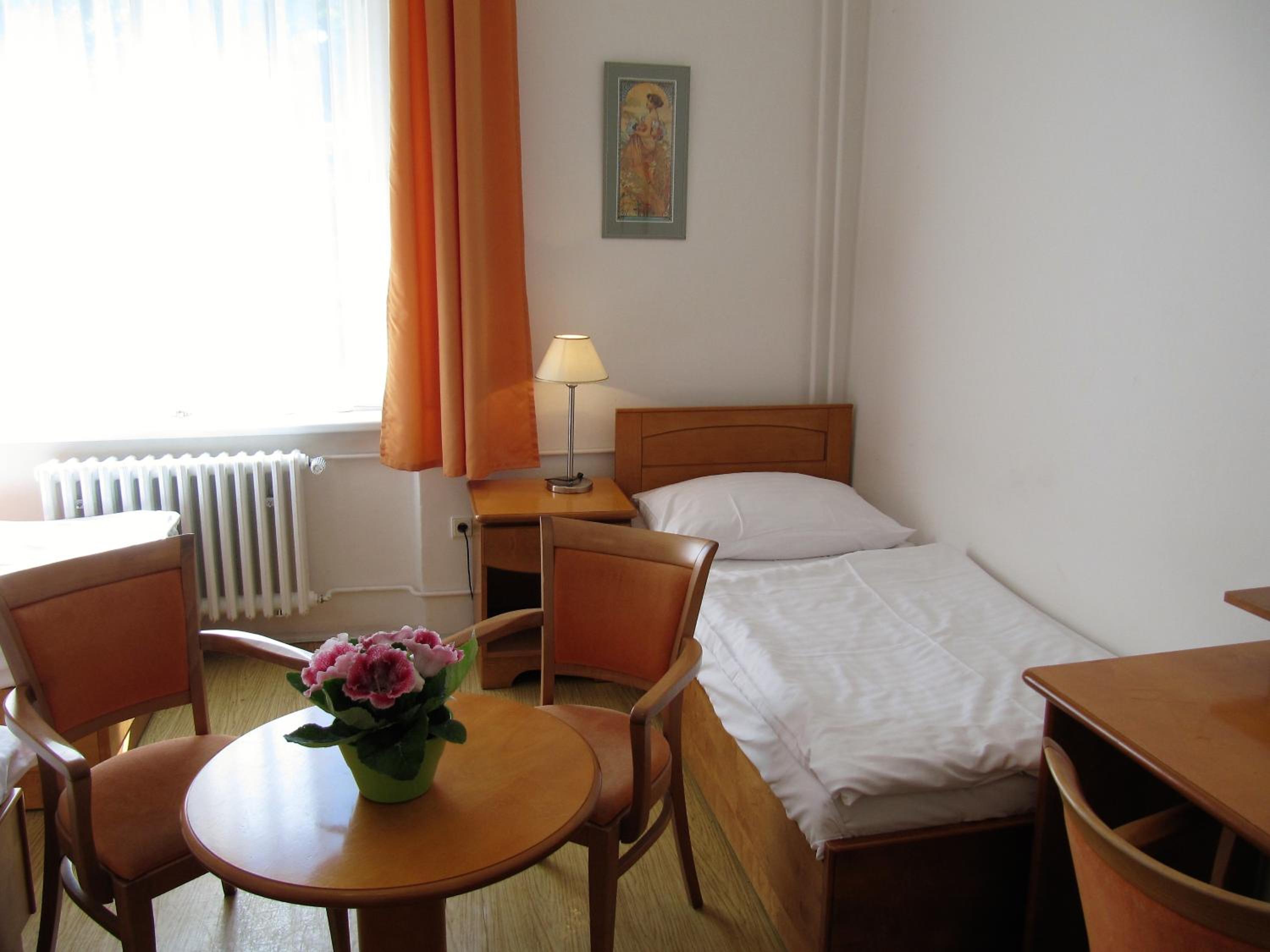 Residence Dykova - former Pension Jana, Domov Mládeže