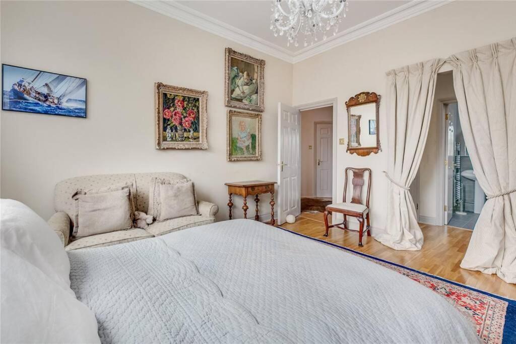 Richmond - 2 Bed court flat with allocated parking view 2