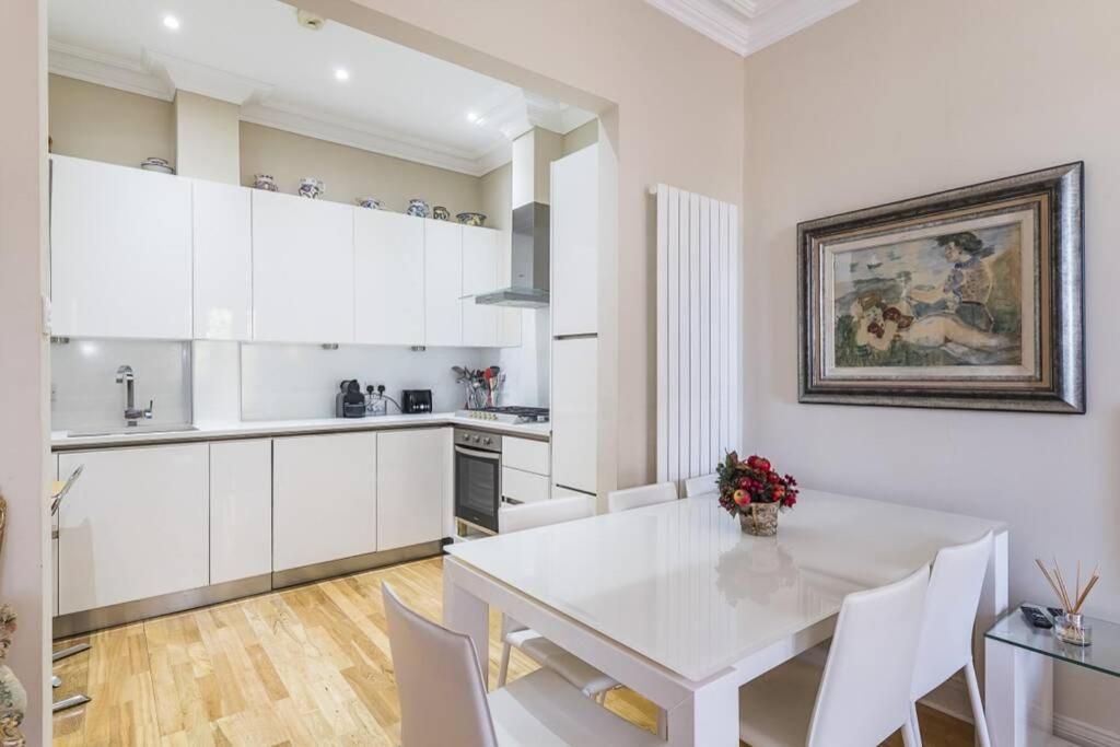 Richmond - 2 Bed court flat with allocated parking view 5