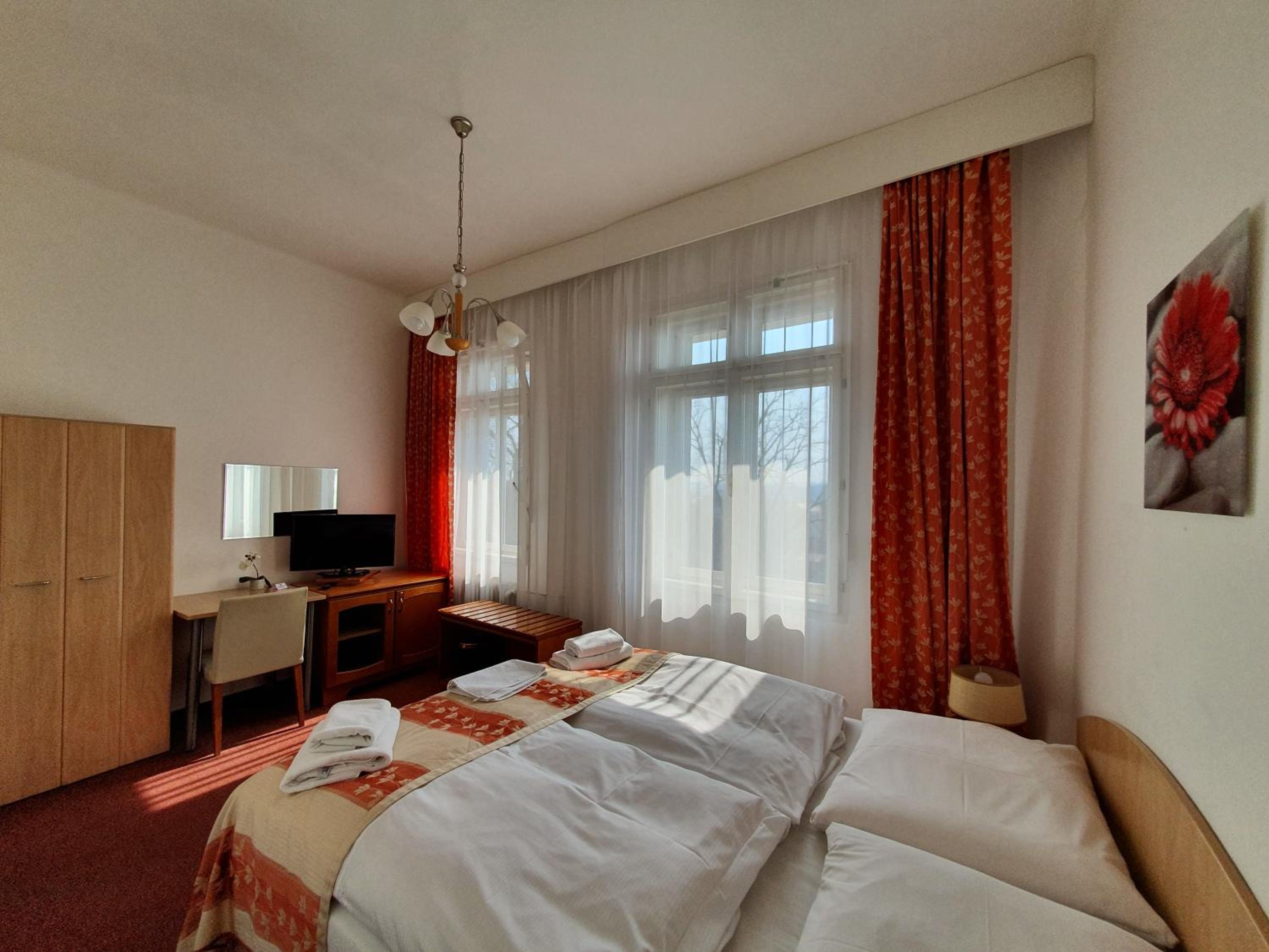 Residence Dykova - former Pension Jana, Domov Mládeže