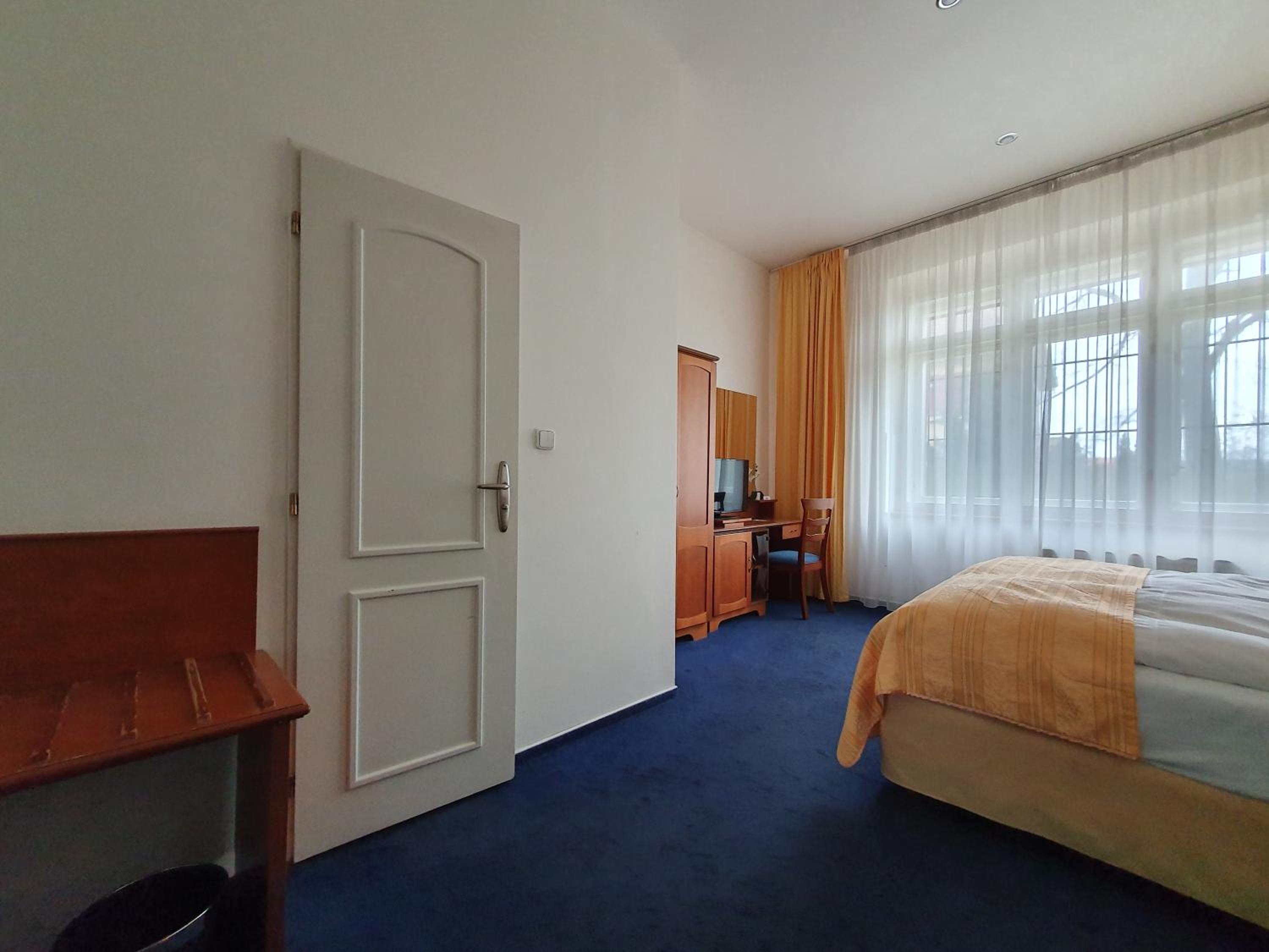 Residence Dykova - former Pension Jana, Domov Mládeže