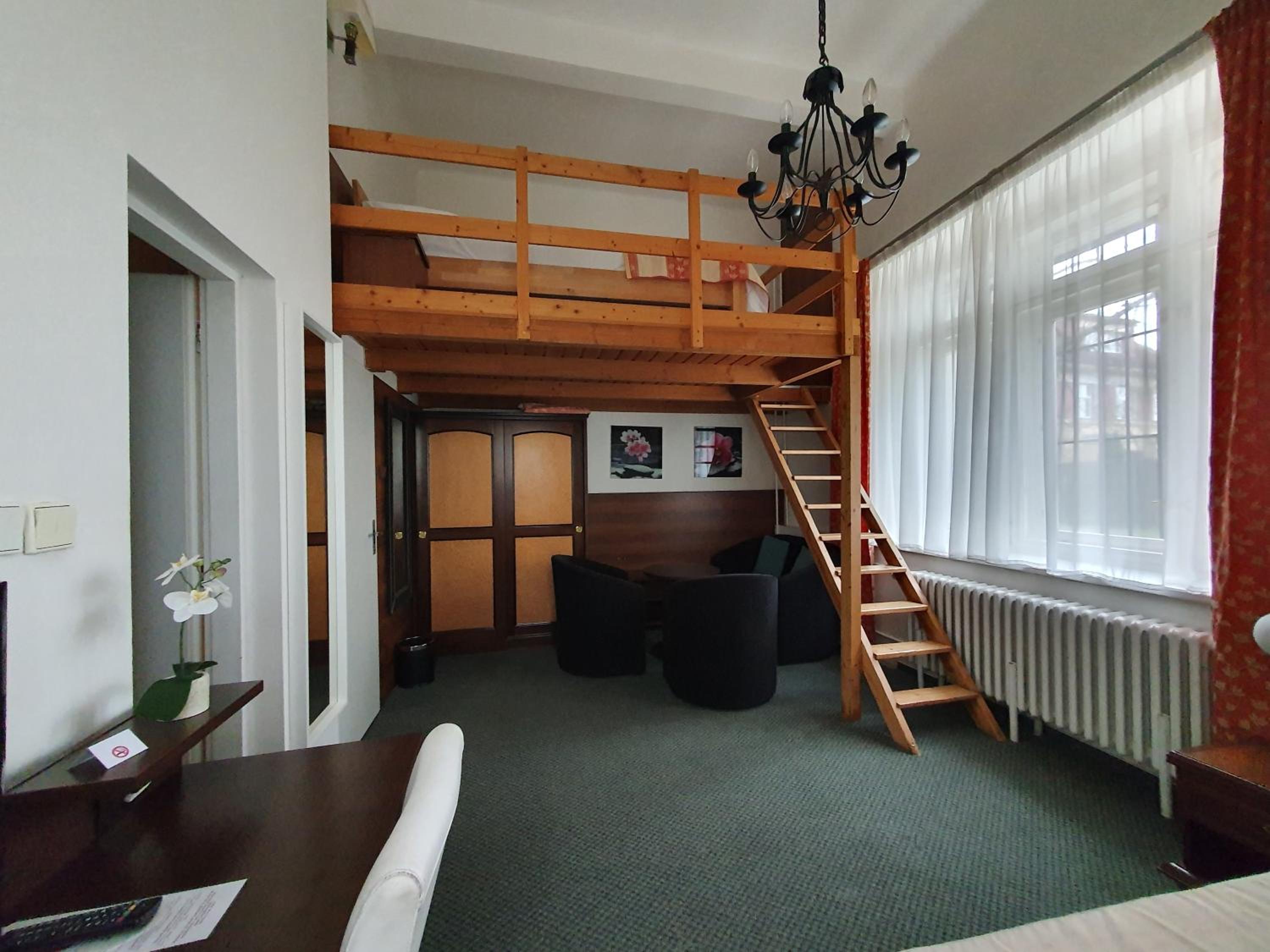 Residence Dykova - former Pension Jana, Domov Mládeže