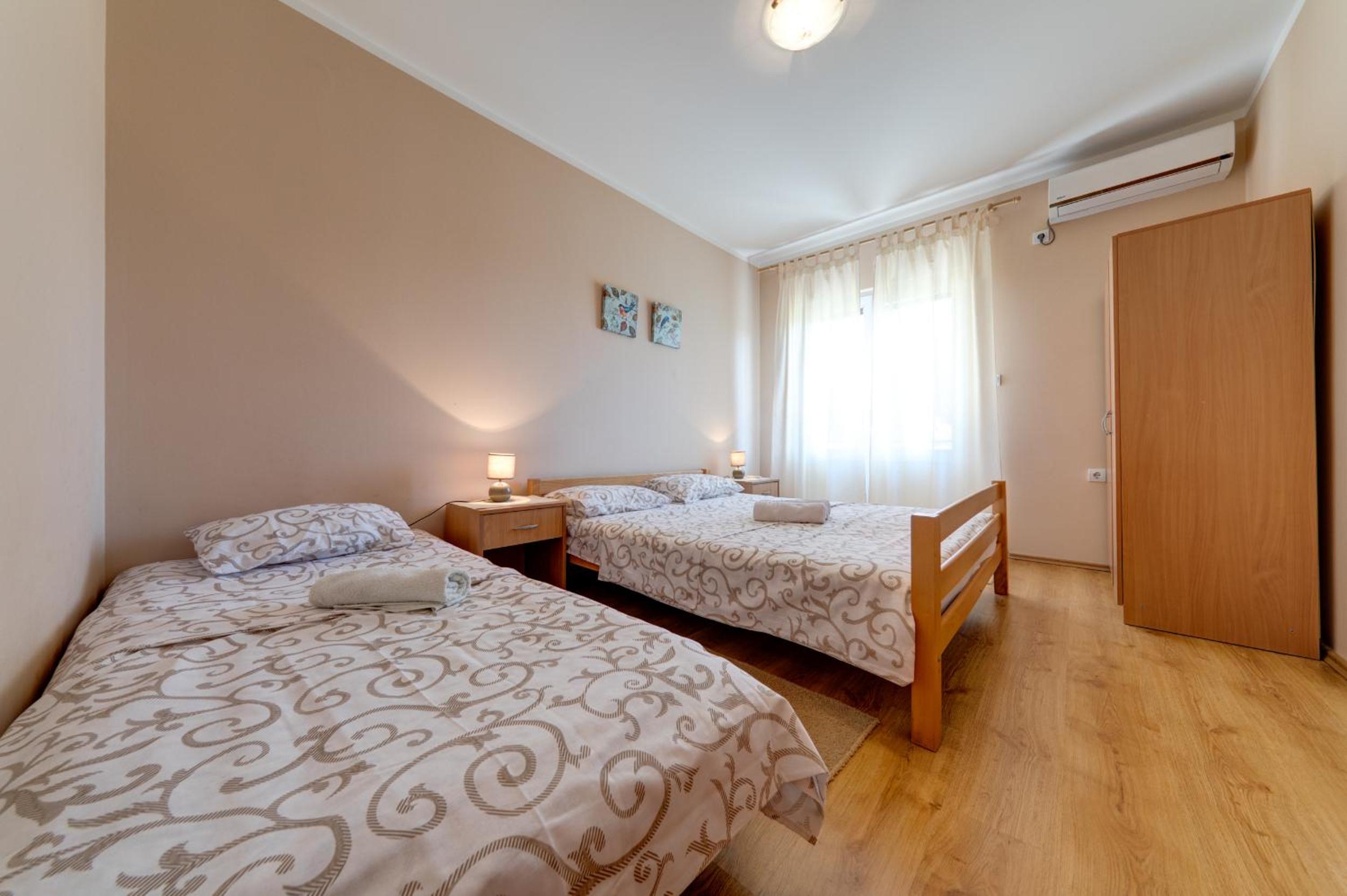 Apartments Pelle view 3
