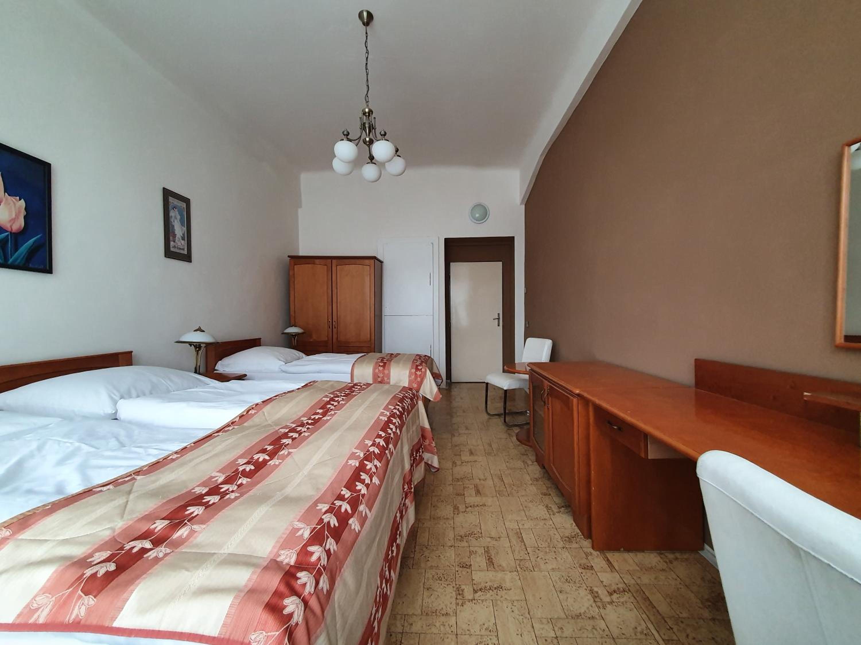 Residence Dykova - former Pension Jana, Domov Mládeže