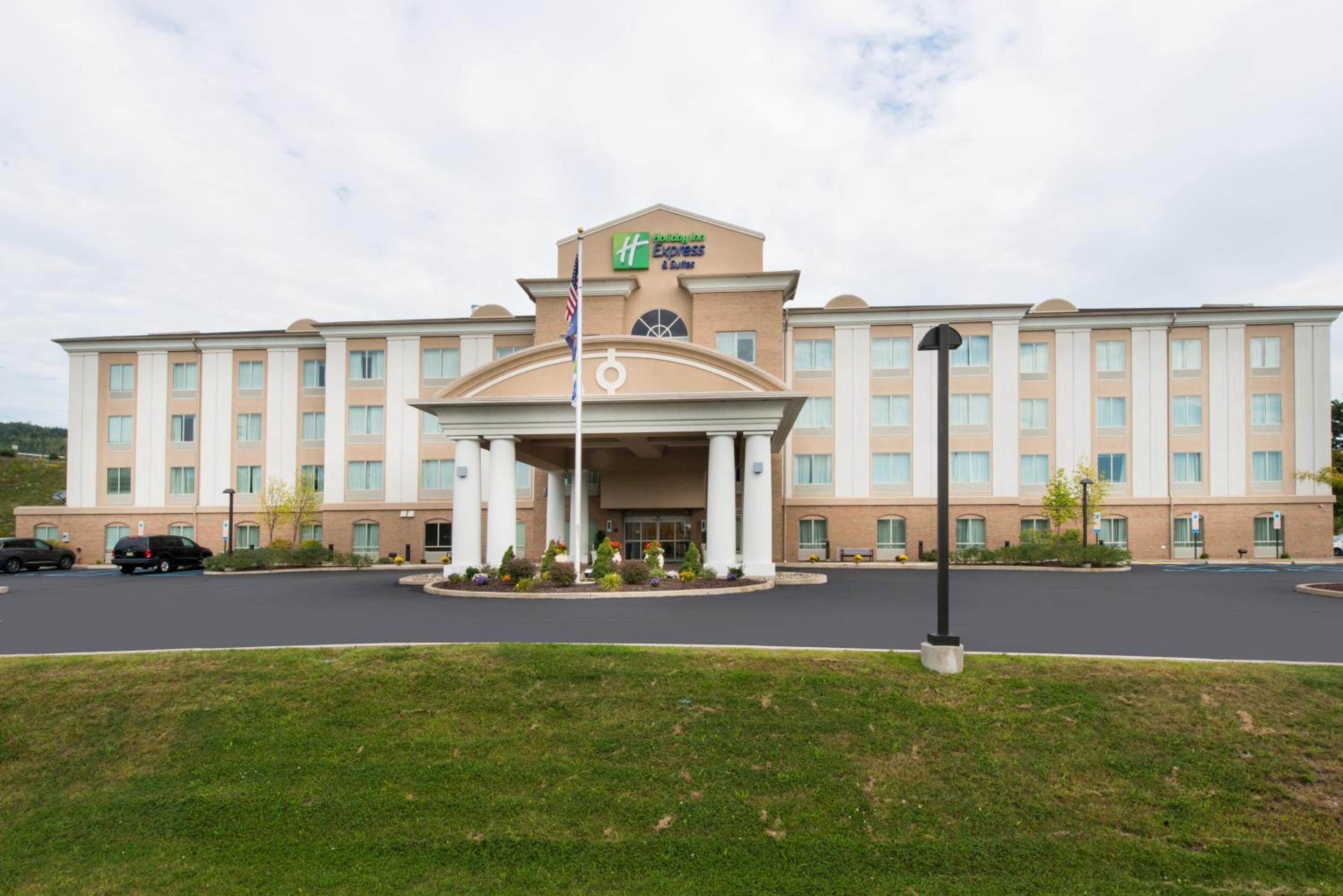 Scranton Vacations - Holiday Inn Express and Suites Dickson City, an IHG Hotel - Property Image 1