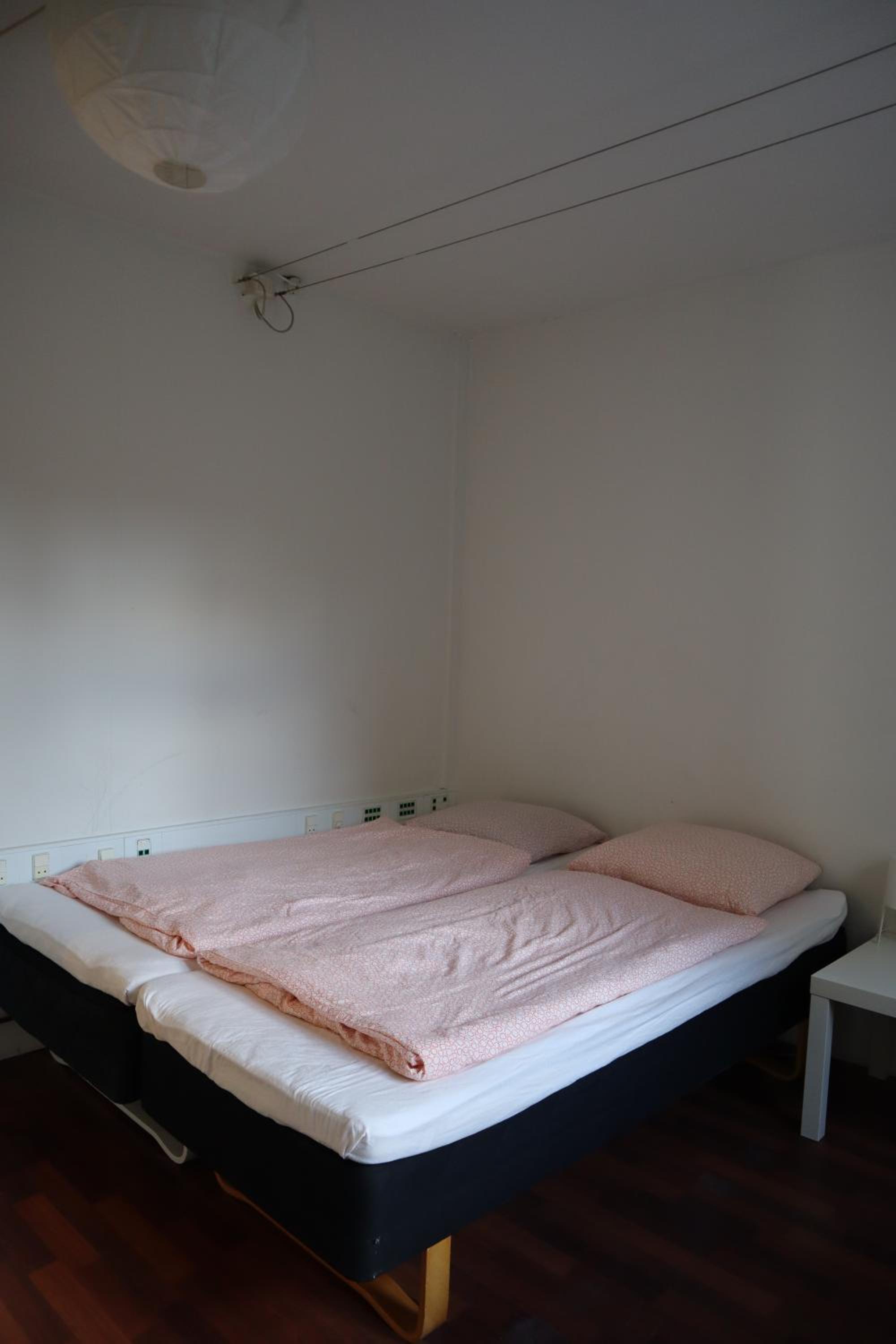 Charming Red Courtyard Apartment view 4