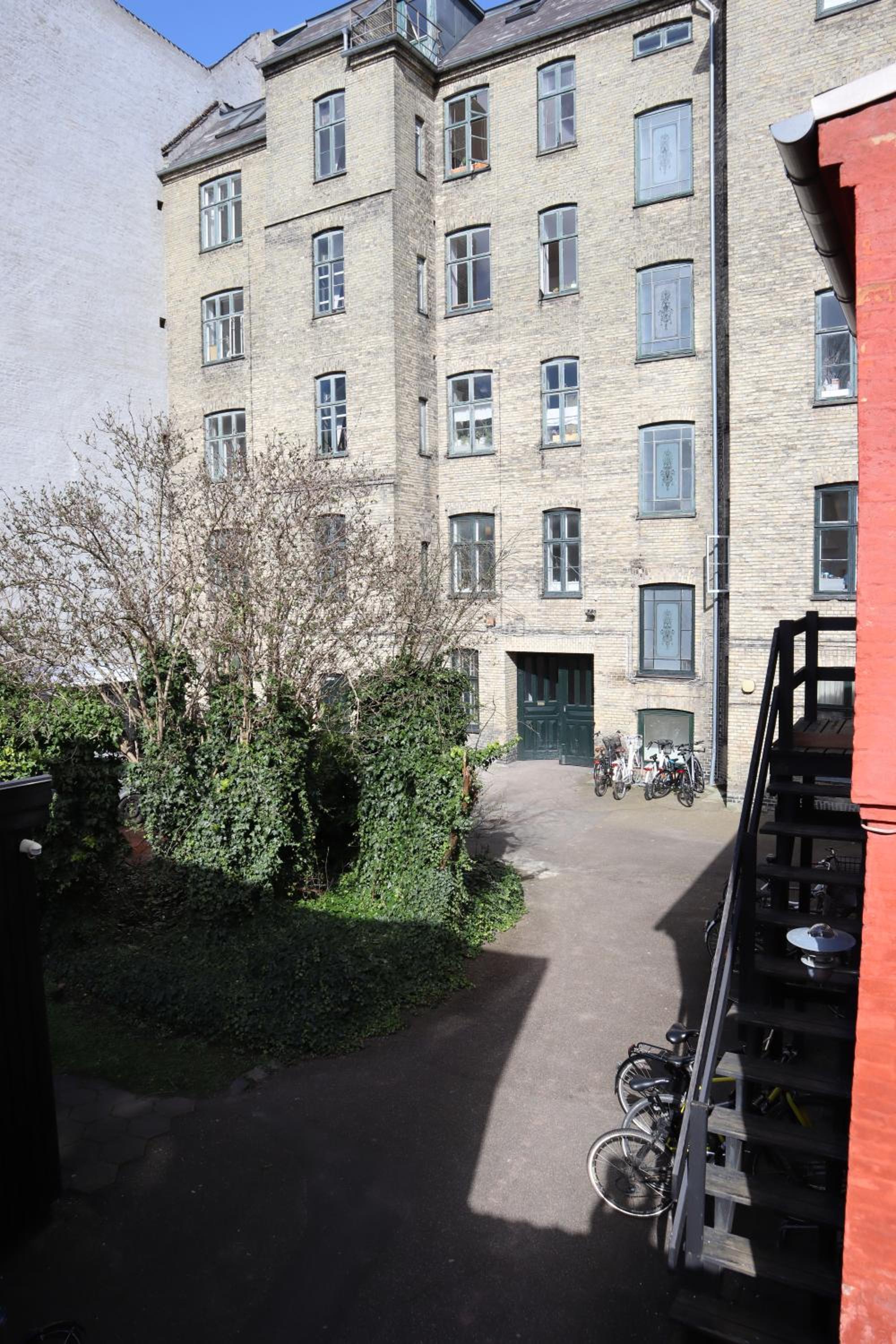Rooms in quiet Yellow Courtyard Apartment