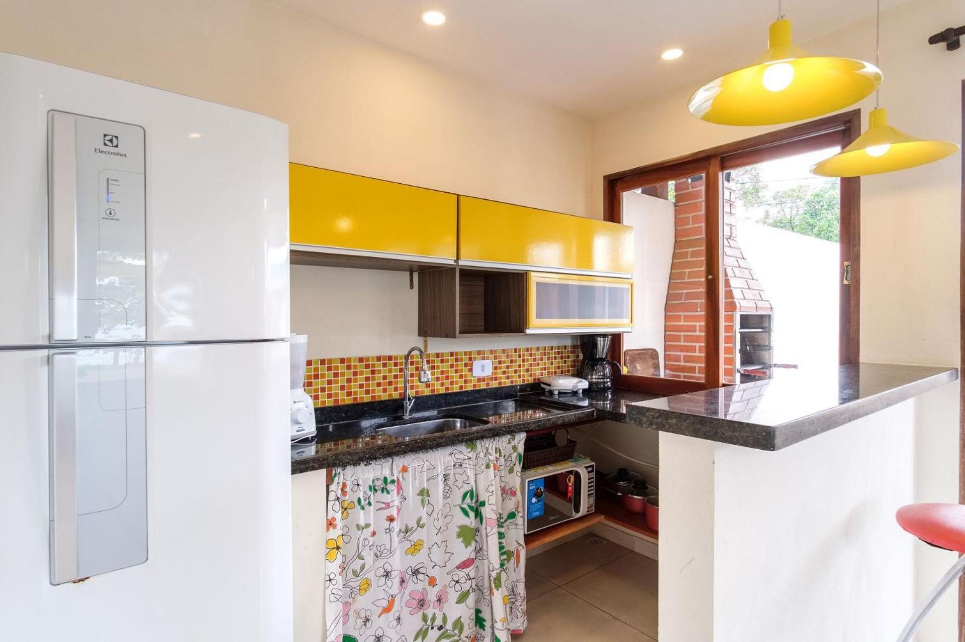 Safira House. Beautiful 3 suite house in front of the sea with private swimming pool and BBQ area