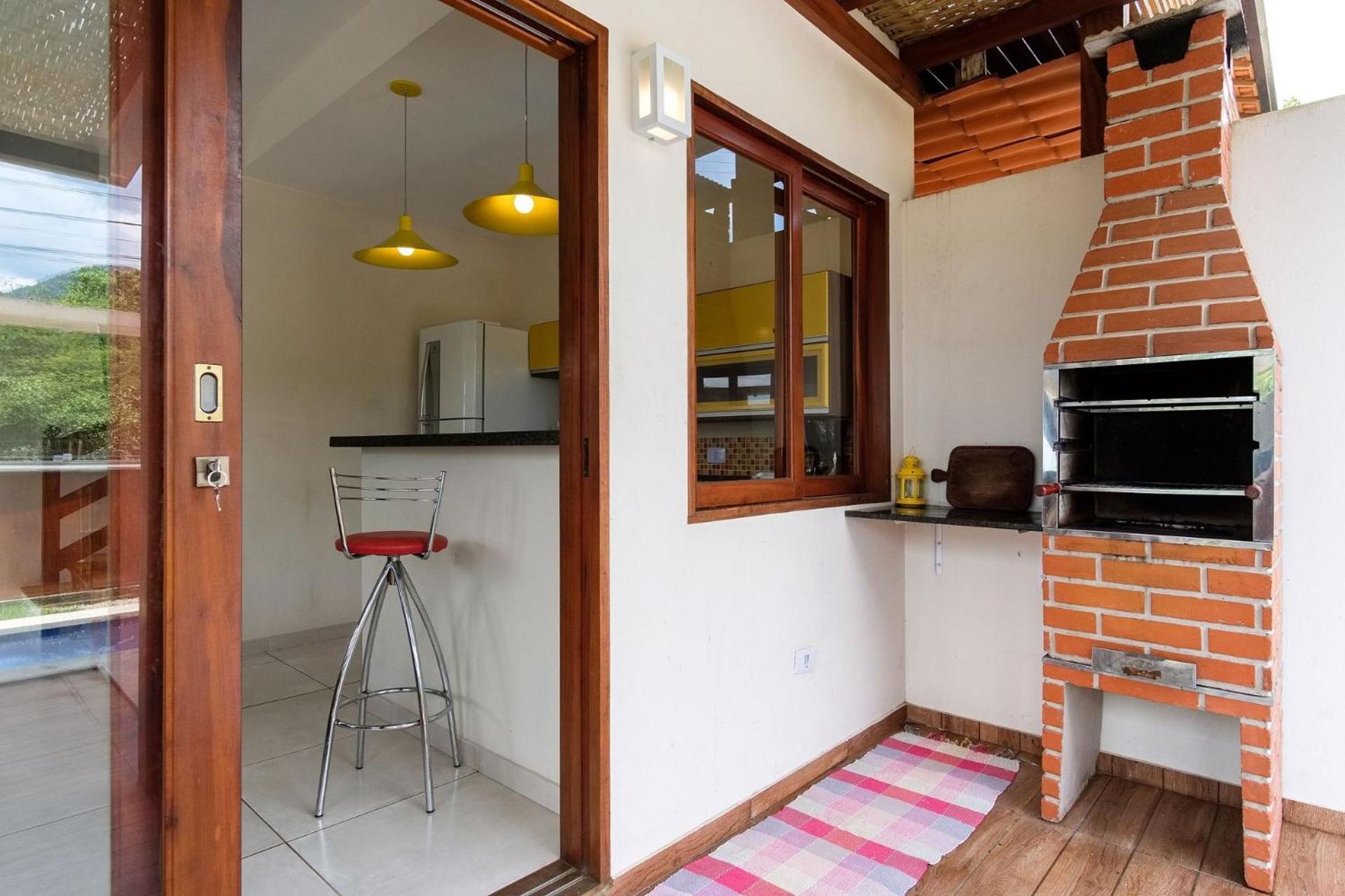 Safira House. Beautiful 3 suite house in front of the sea with private swimming pool and BBQ area
