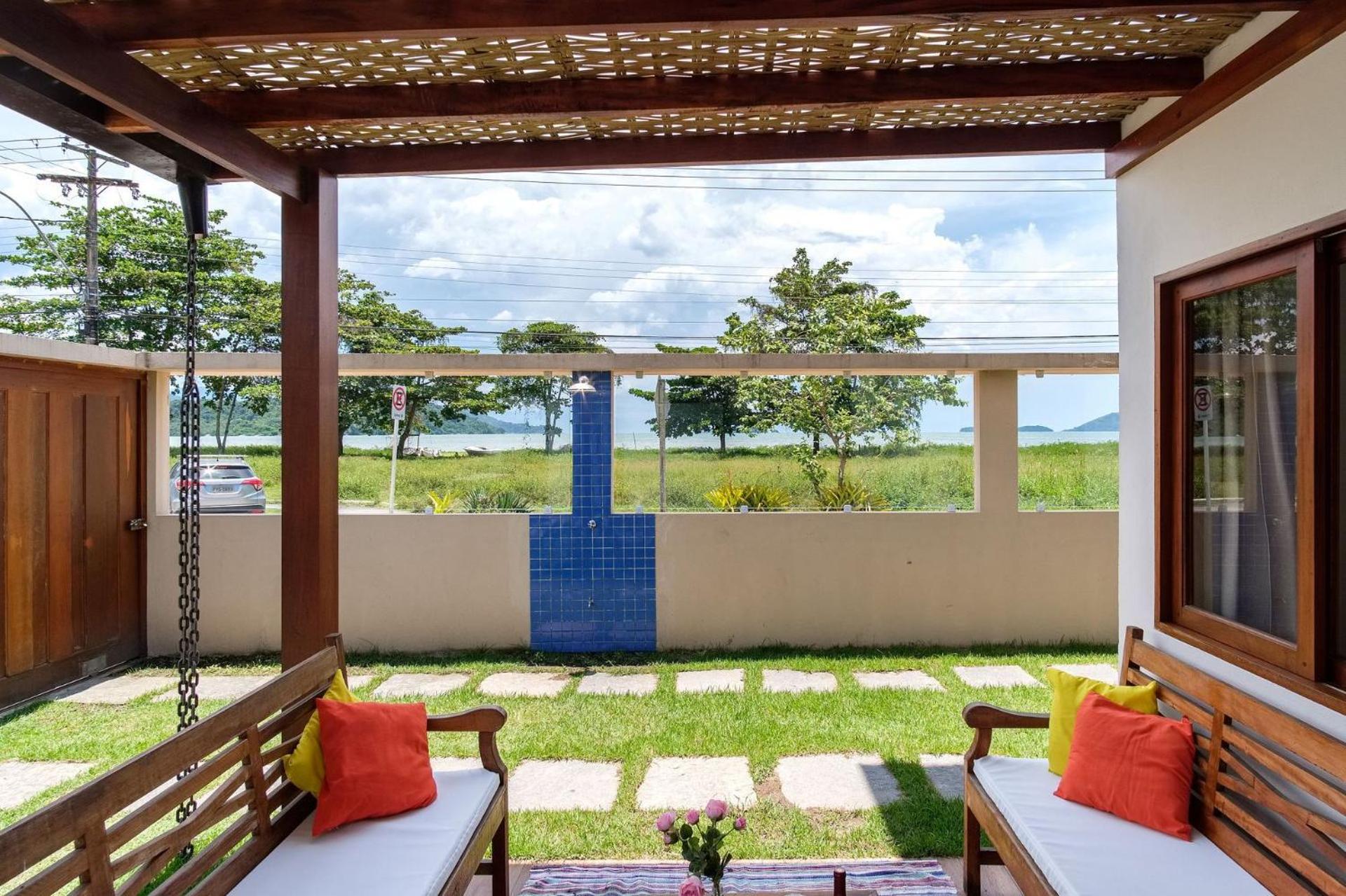 Safira House. Beautiful 3 suite house in front of the sea with private swimming pool and BBQ area