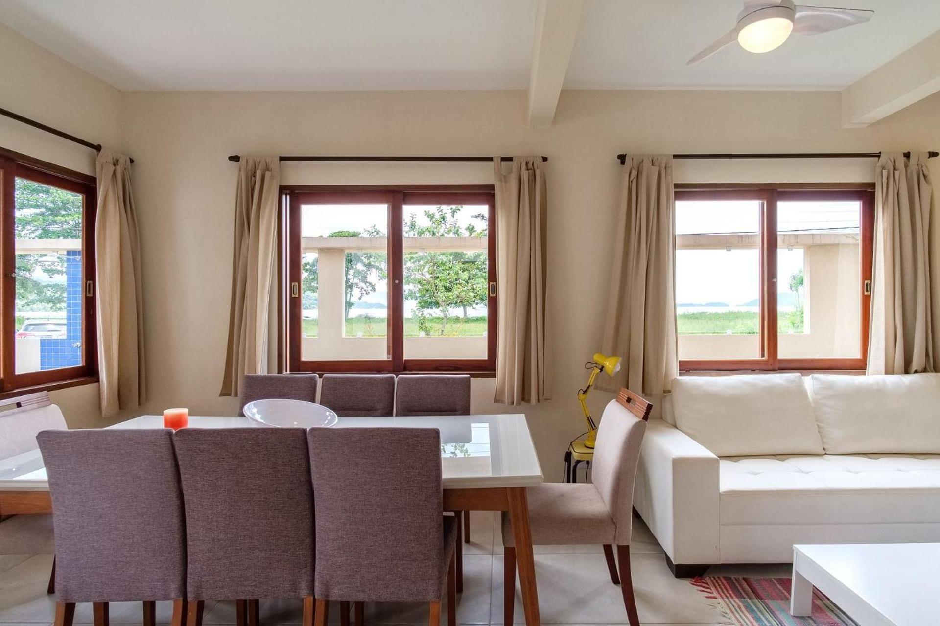 Safira House. Beautiful 3 suite house in front of the sea with private swimming pool and BBQ area