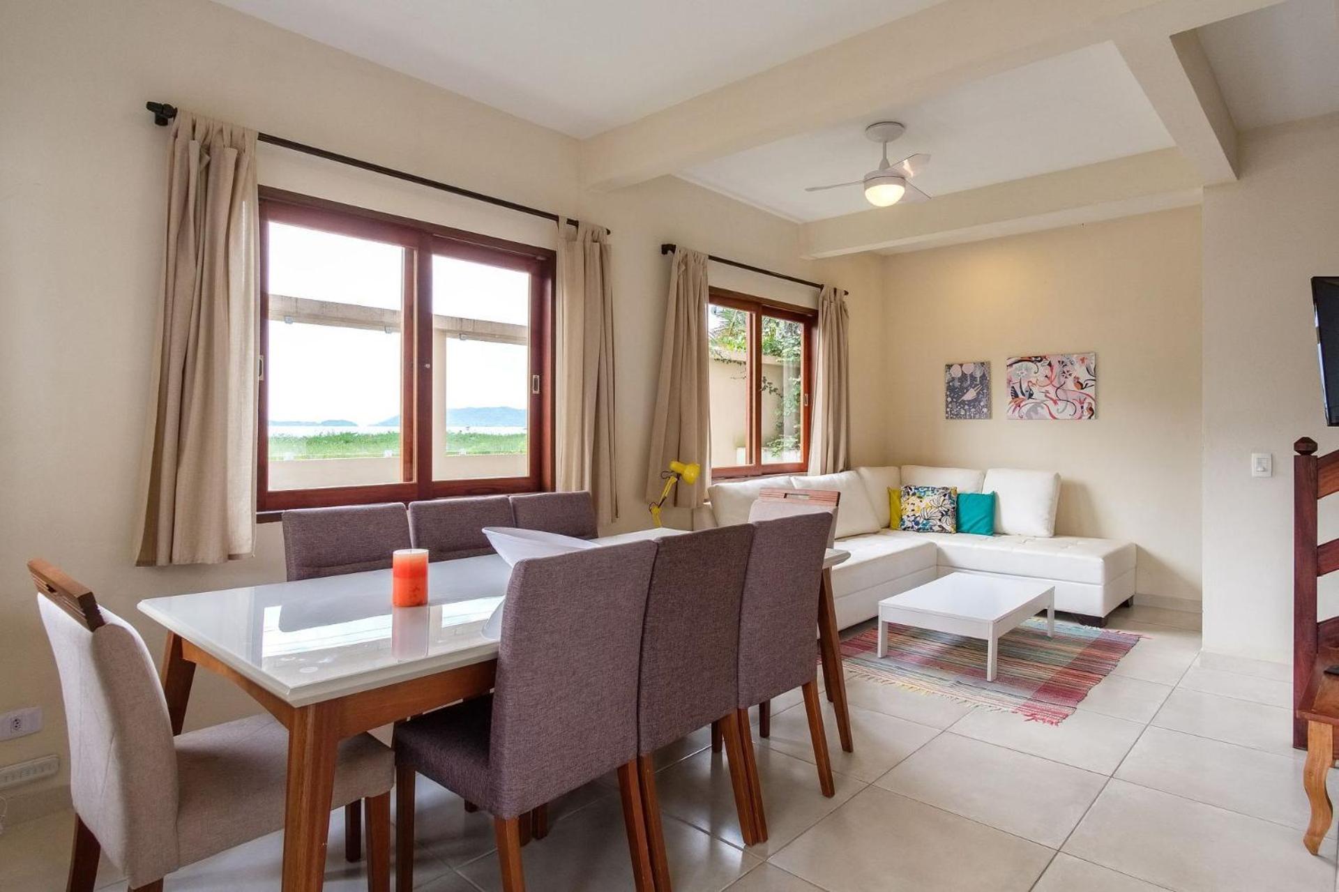 Safira House. Beautiful 3 suite house in front of the sea with private swimming pool and BBQ area