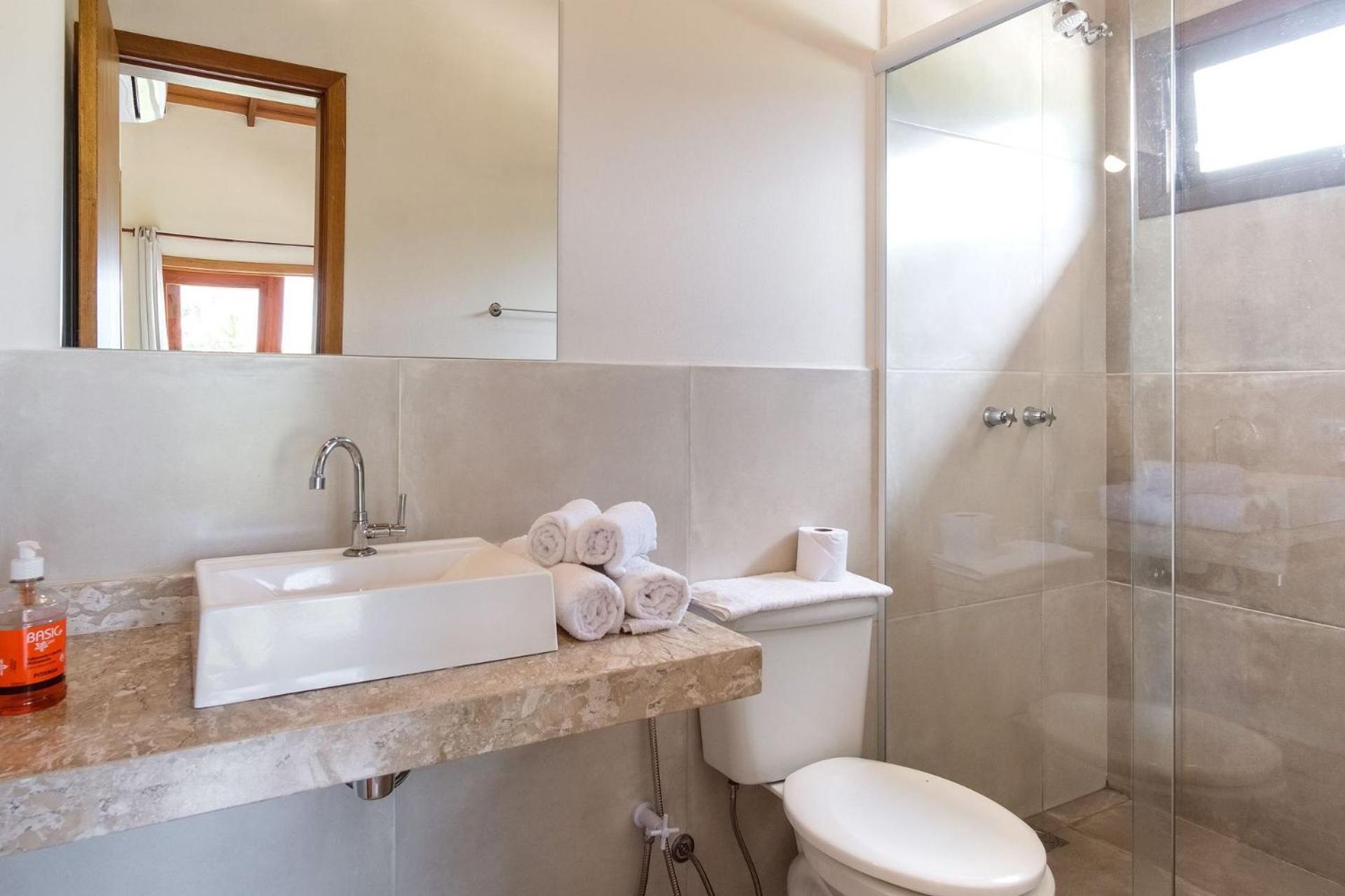 Safira House. Beautiful 3 suite house in front of the sea with private swimming pool and BBQ area
