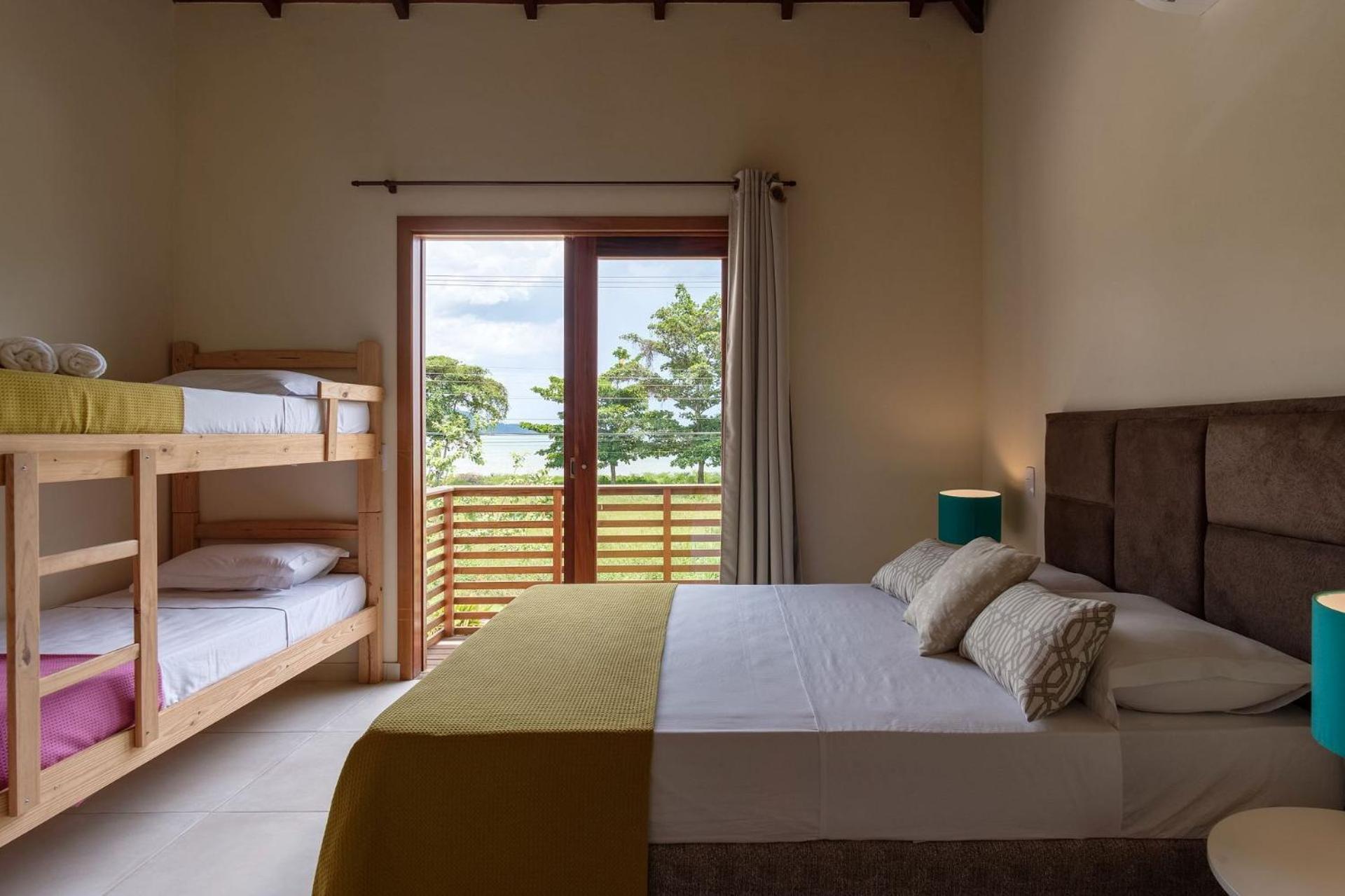 Safira House. Beautiful 3 suite house in front of the sea with private swimming pool and BBQ area