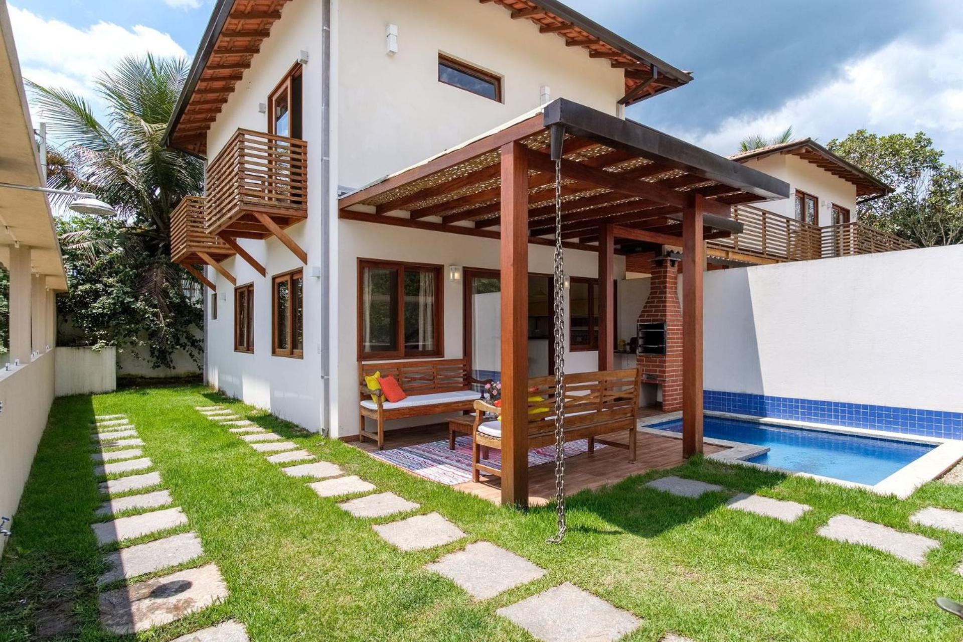 Safira House. Beautiful 3 suite house in front of the sea with private swimming pool and BBQ area
