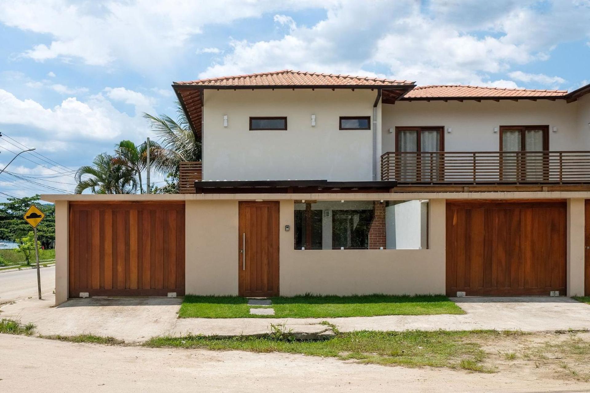 Safira House. Beautiful 3 suite house in front of the sea with private swimming pool and BBQ area