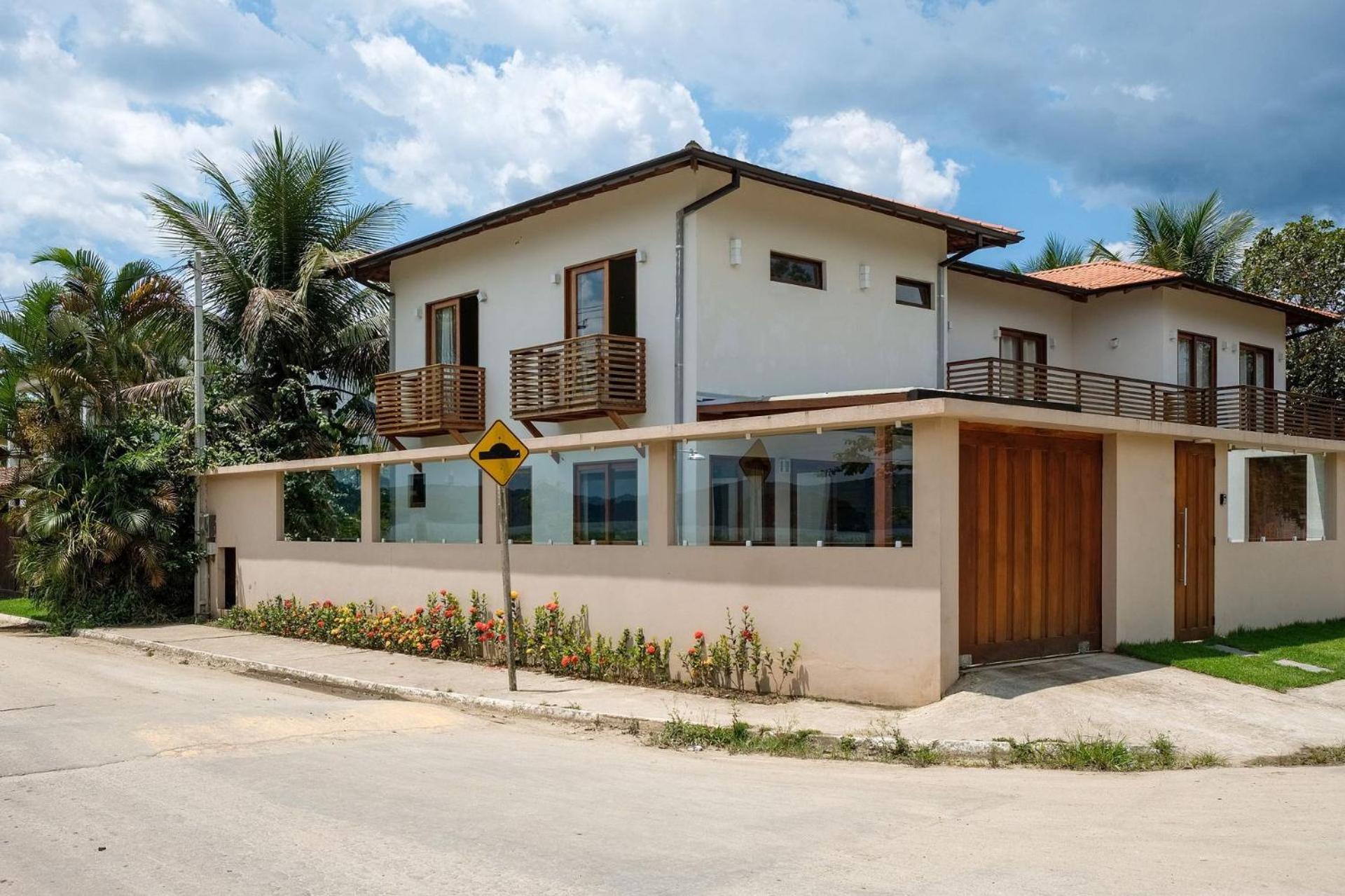 Safira House. Beautiful 3 suite house in front of the sea with private swimming pool and BBQ area