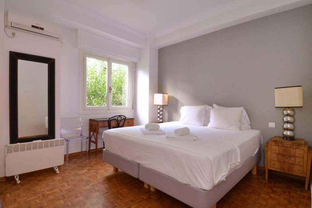 Thiseio, a vintage apartment photo 3