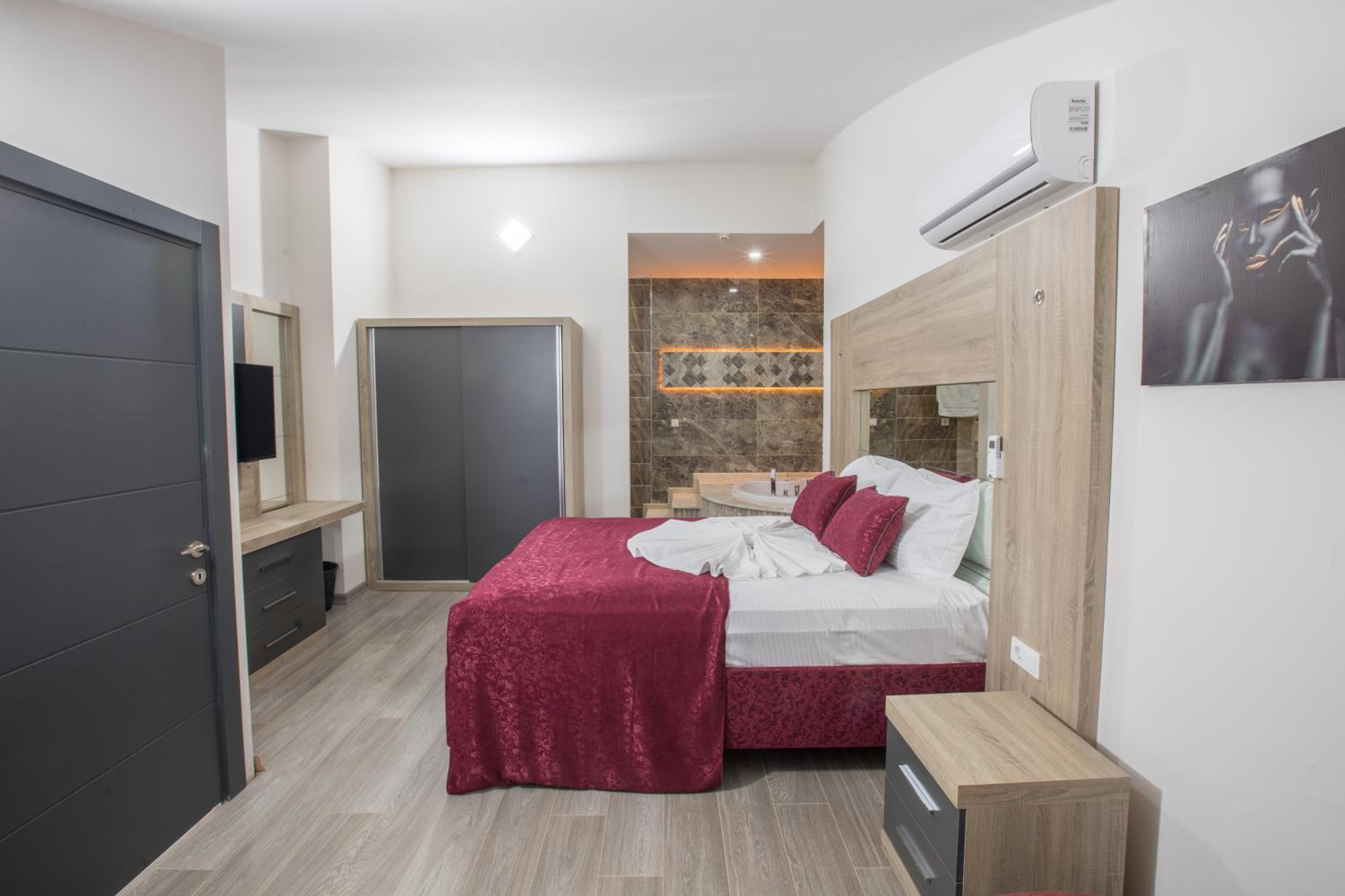 Elanis Suites - Image 37