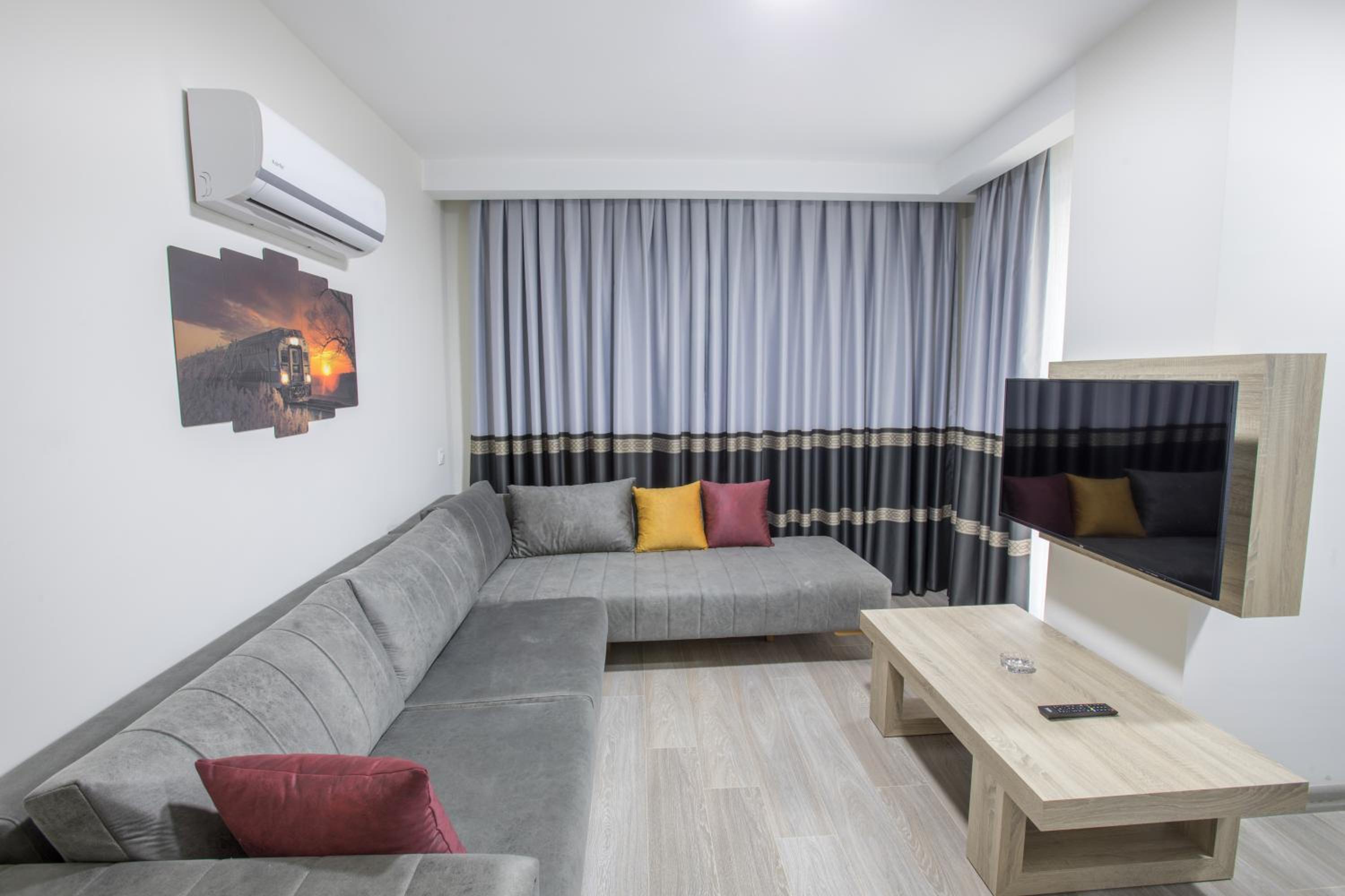 Elanis Suites - Image 8