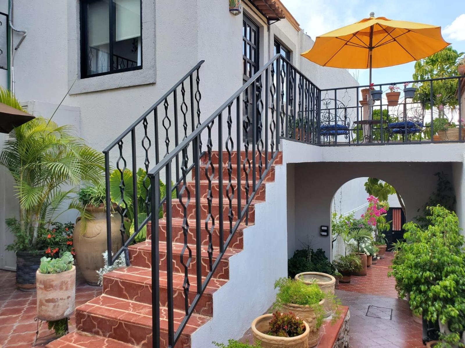 Pied à Terre at Casitas Aparicio - Image 3