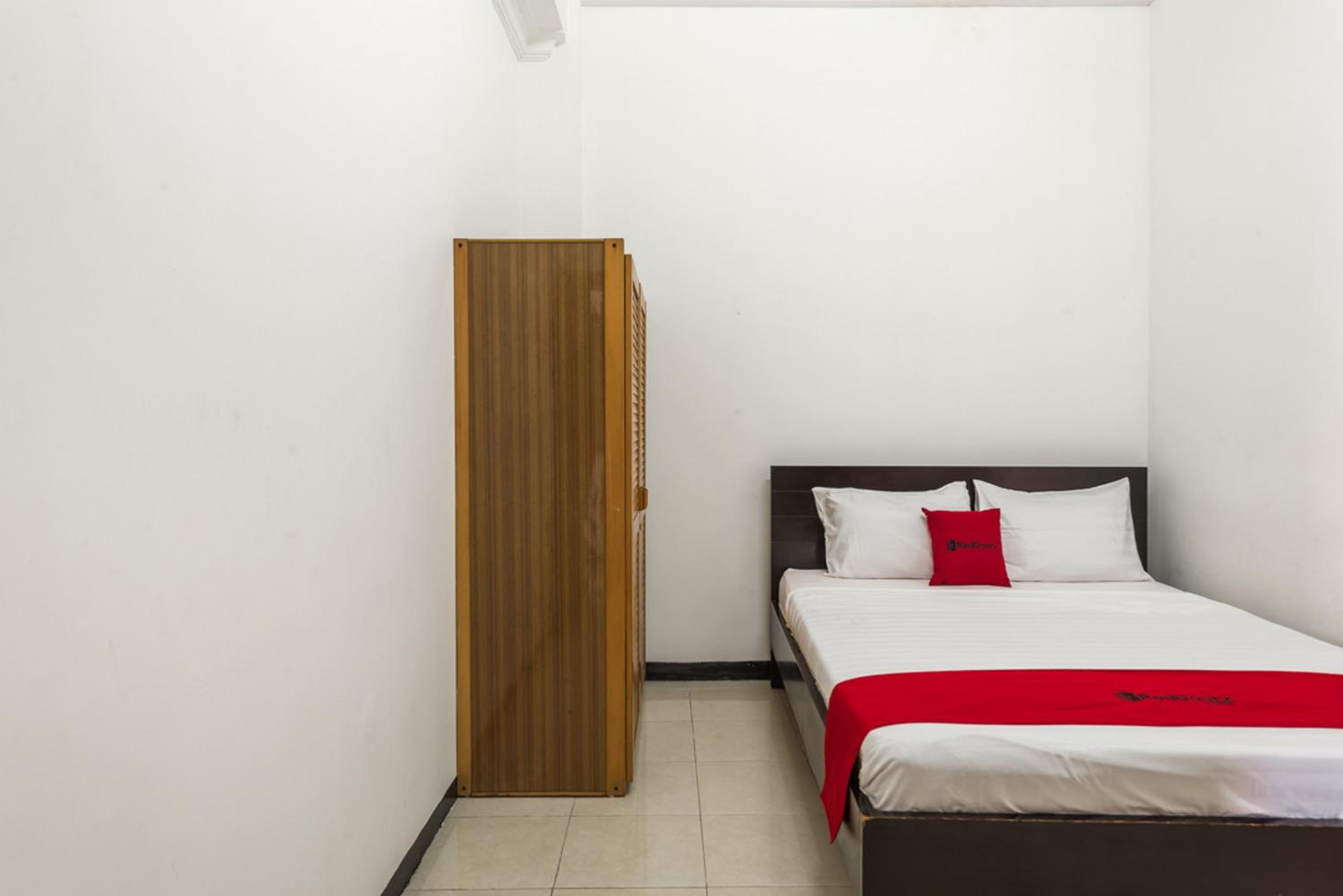 RedDoorz near Widya Mandala University view 4