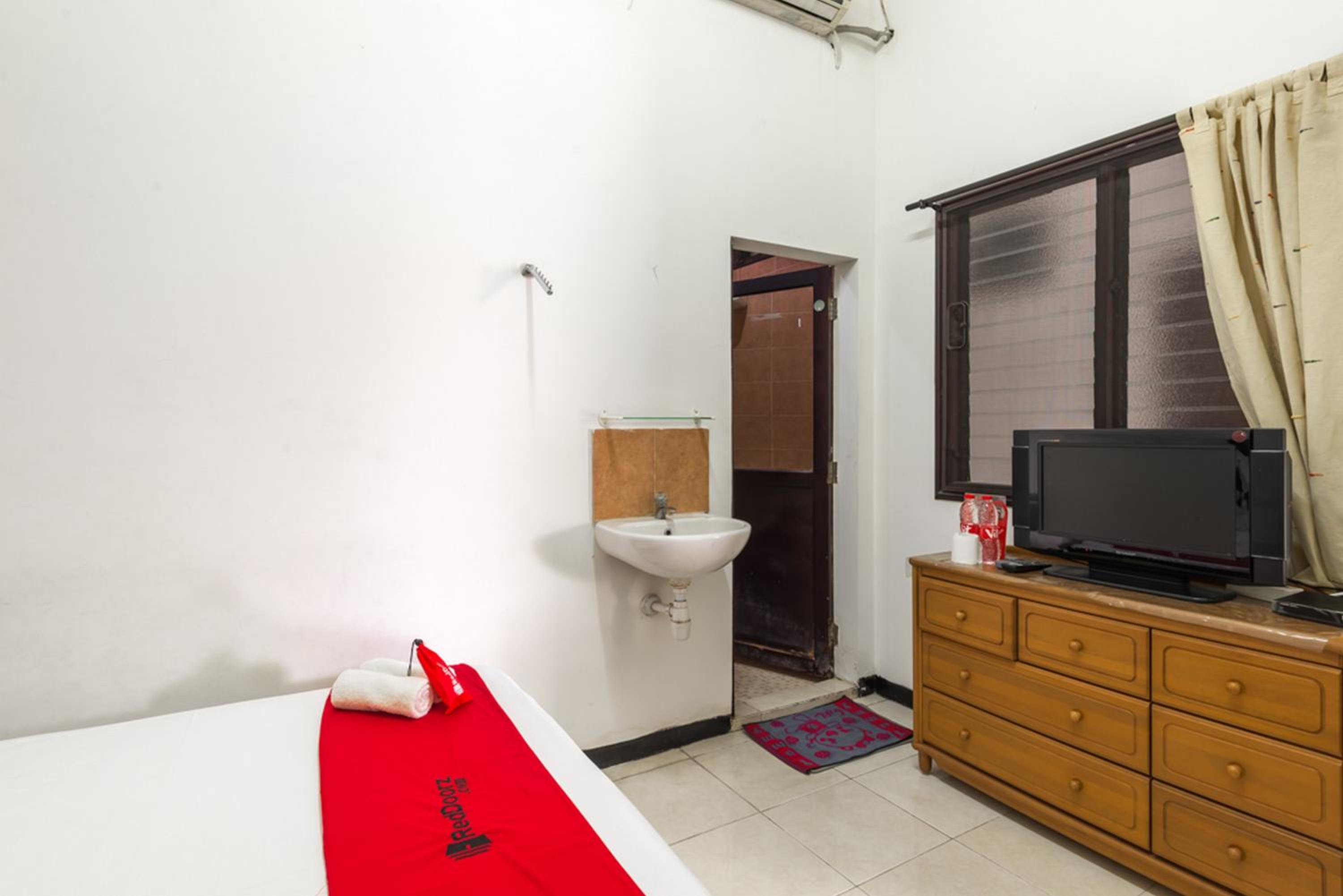 RedDoorz near Widya Mandala University view 5
