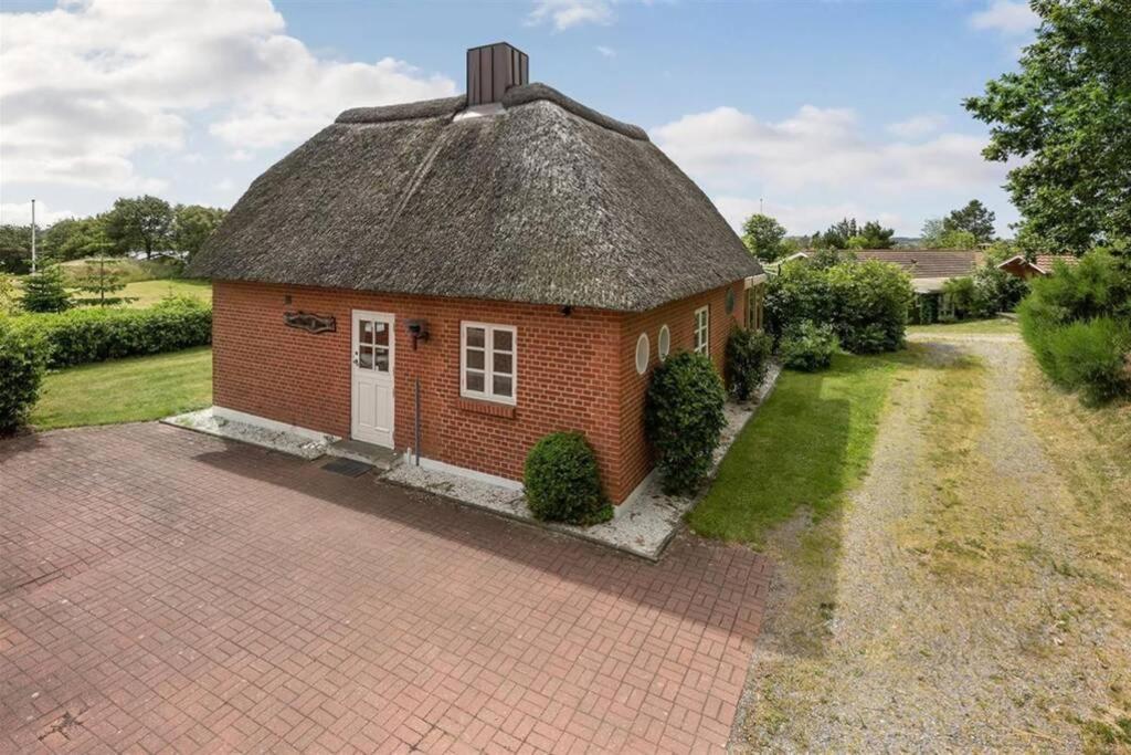 Hotel Thatched Holiday Home in Struer, Jutland with a view - Image 1