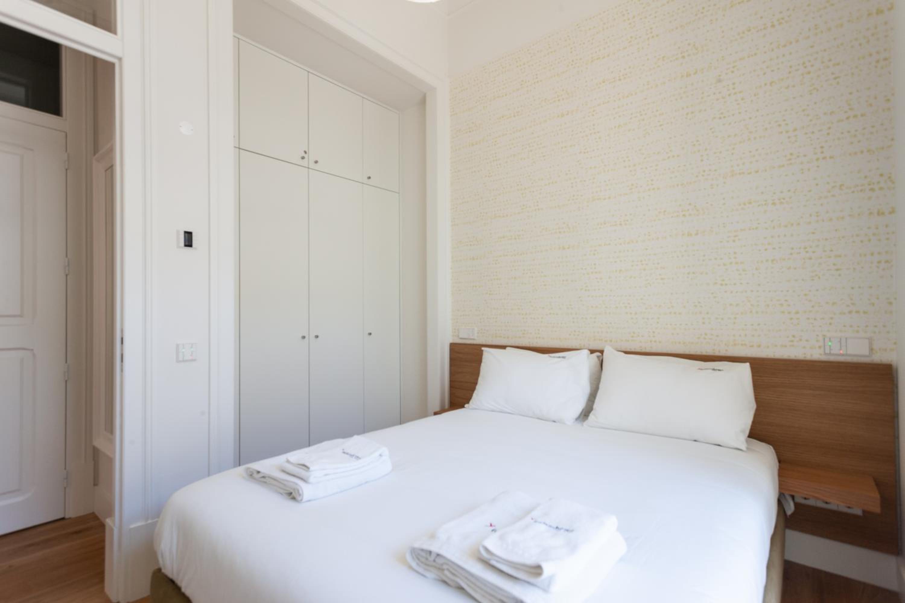 FLH Restauradores Bright Flat view 4