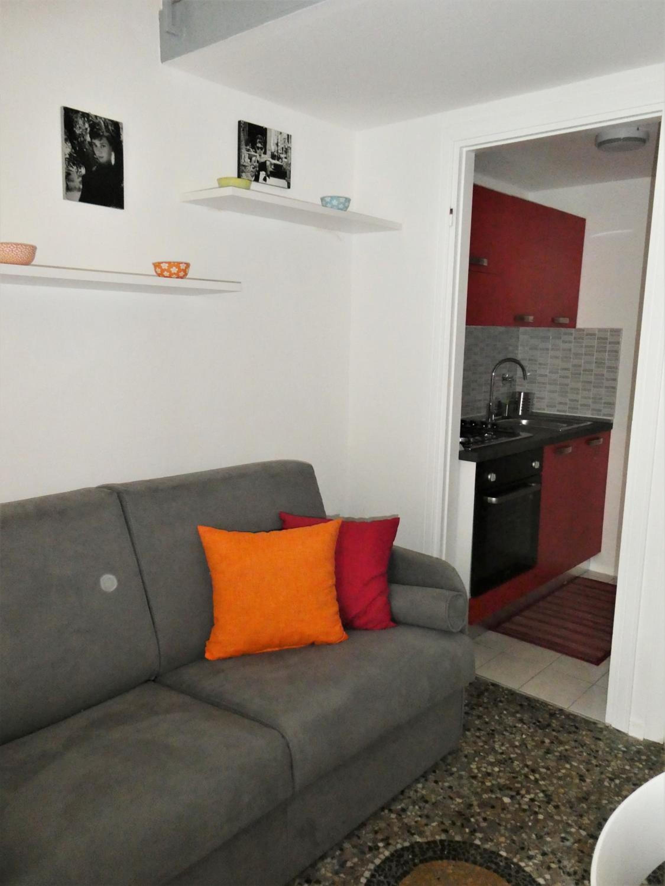 Centralissimo appartamento su due livelli "2" a 10 minuti a piedi dal Palazzo Reale view 3