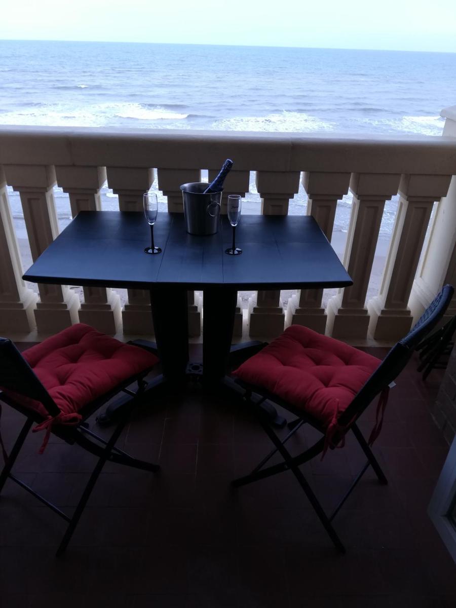 IDEALLY located on BEACH photo 5
