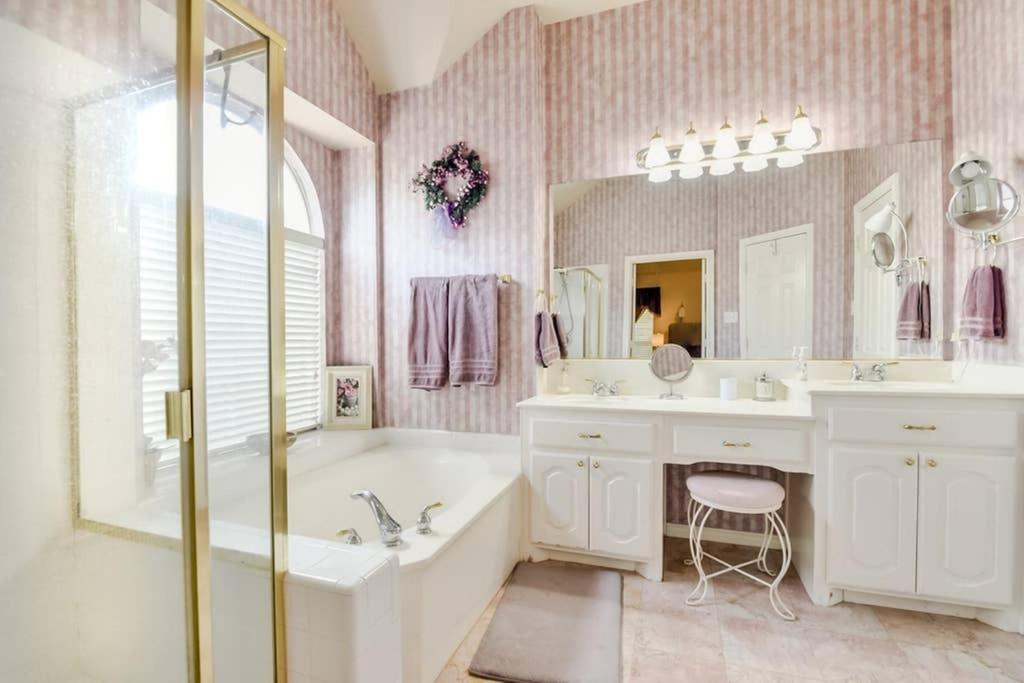 Mansfield Vacations - PRIVATE POOL w/Full Amenities by BLD  Joe Pool LK - Property Image 37