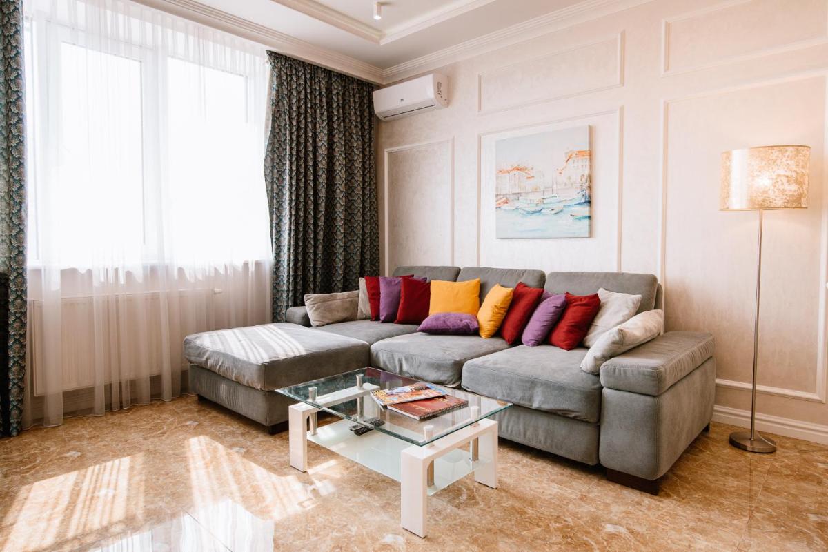 Luxury for Business & Pleasure Royal 1 view 2