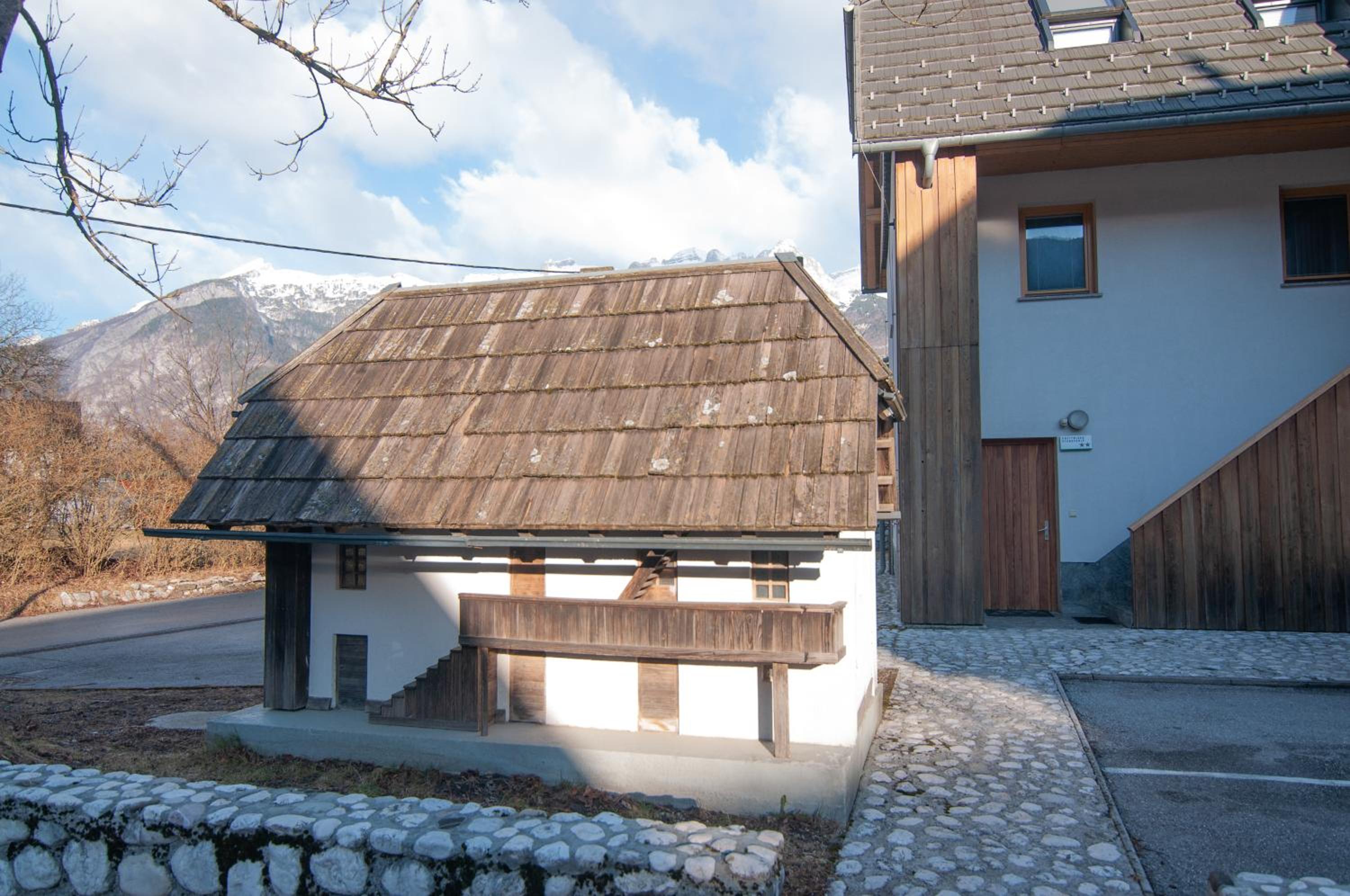 Photo 10