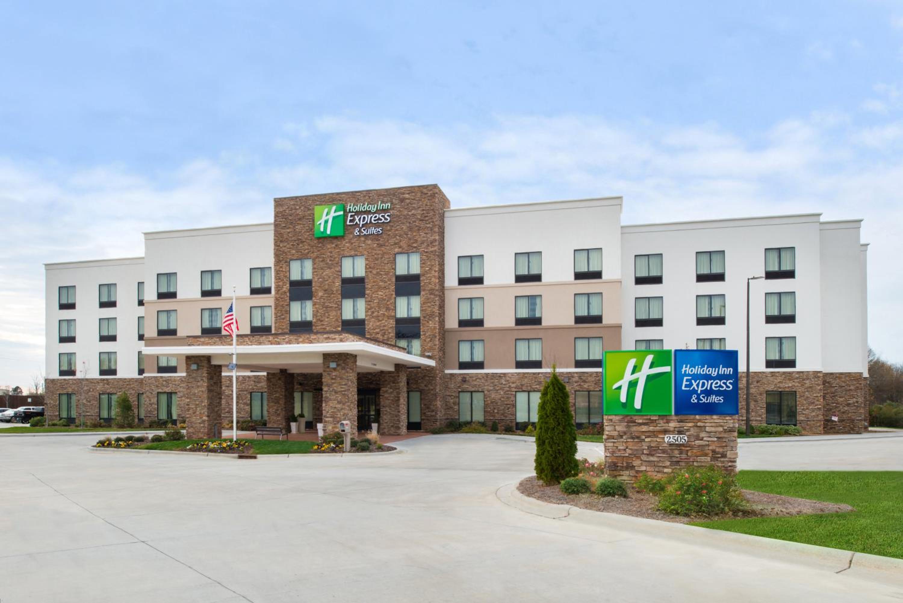 Hotel Holiday Inn Express & Suites Monroe, an IHG Hotel - Image 1