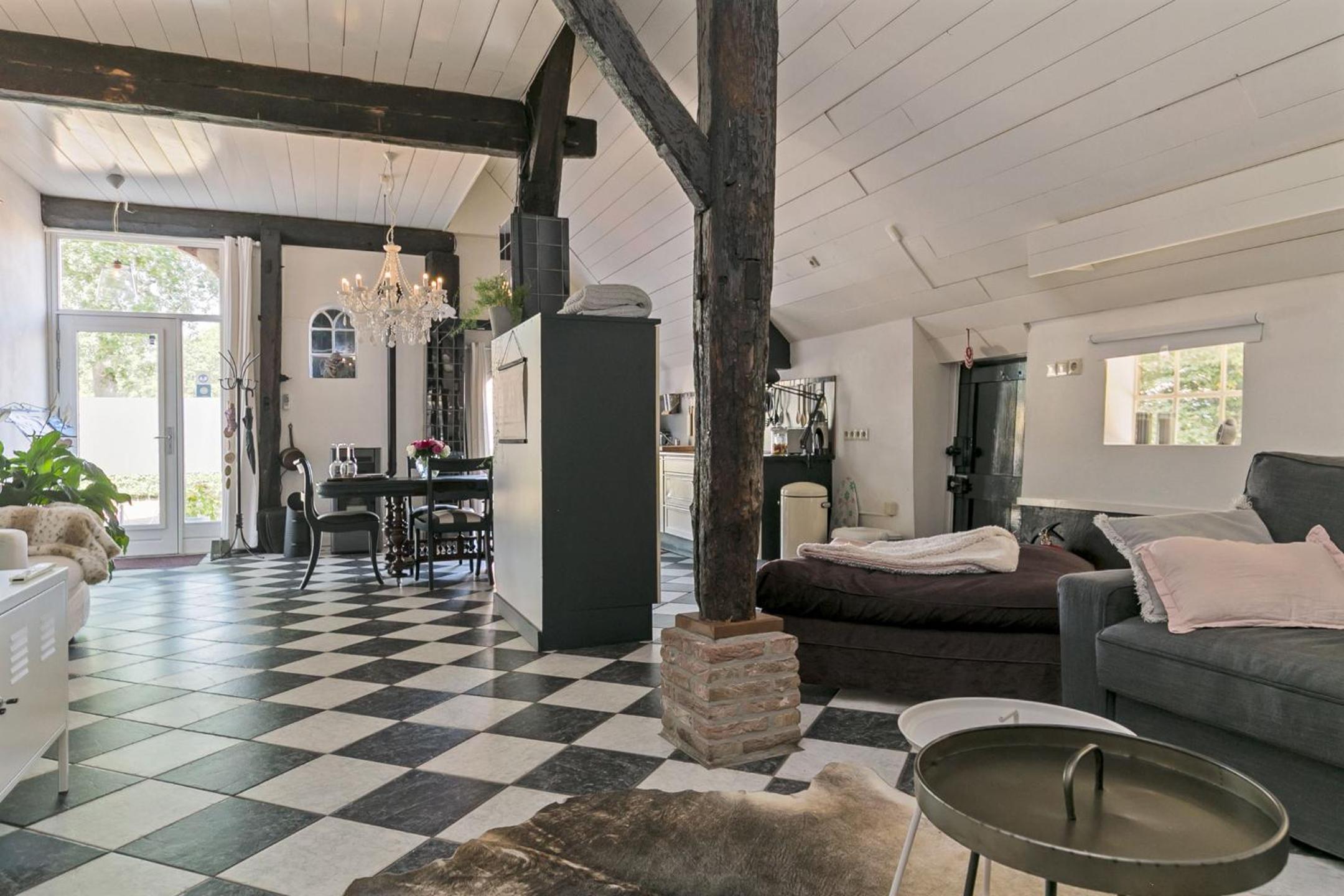Appartement "in de wolken" in Gees view 4