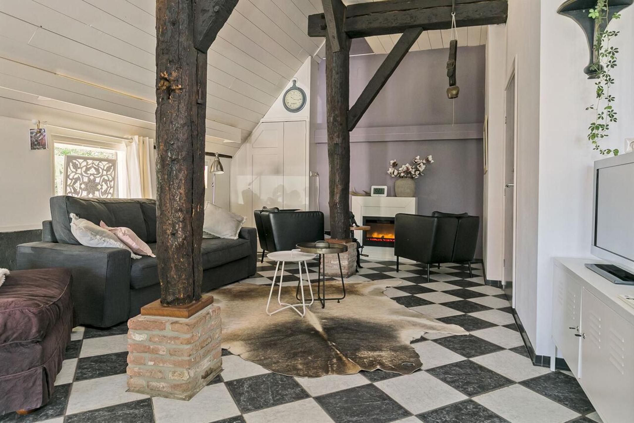 Appartement "in de wolken" in Gees view 5