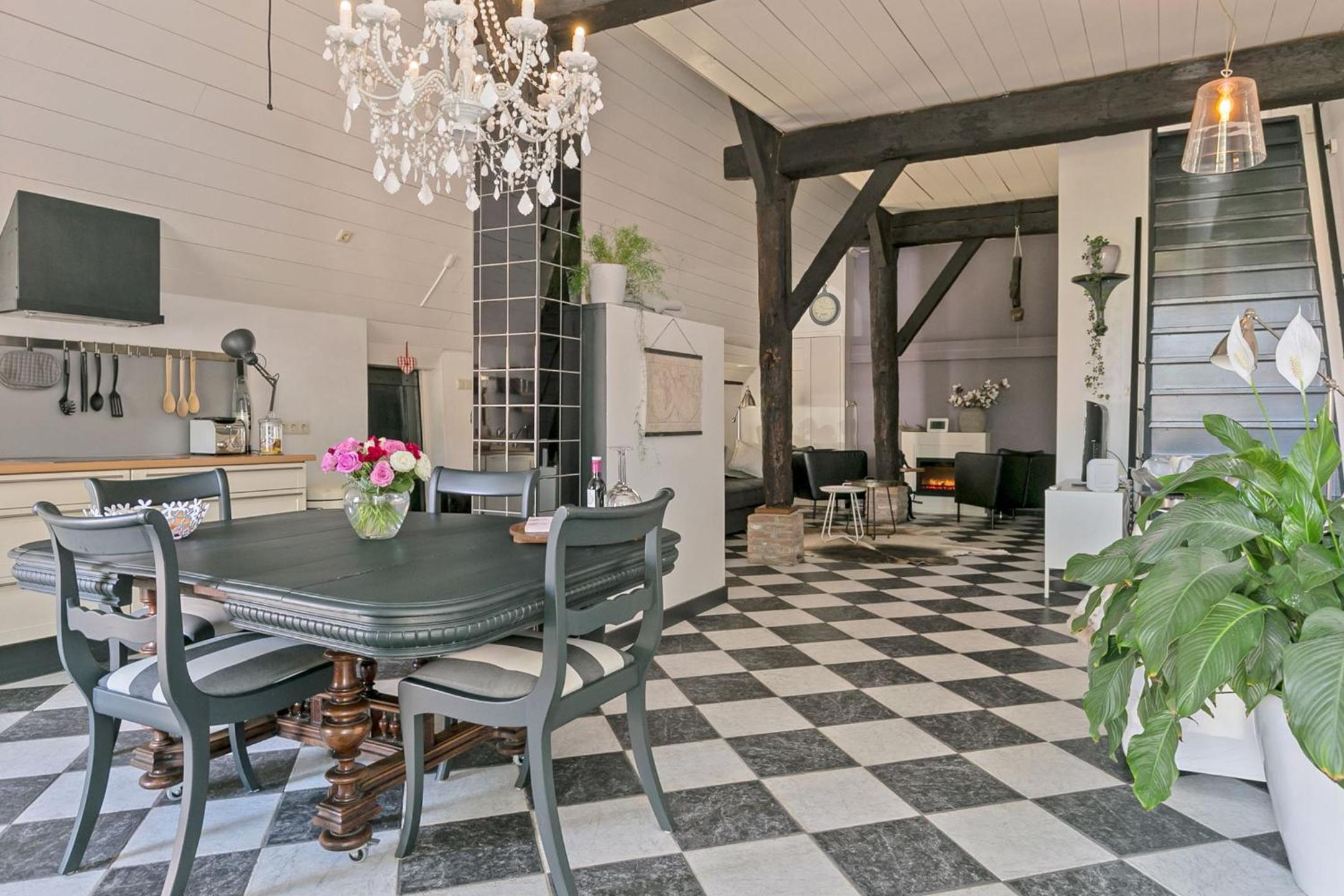 Appartement "in de wolken" in Gees view 3