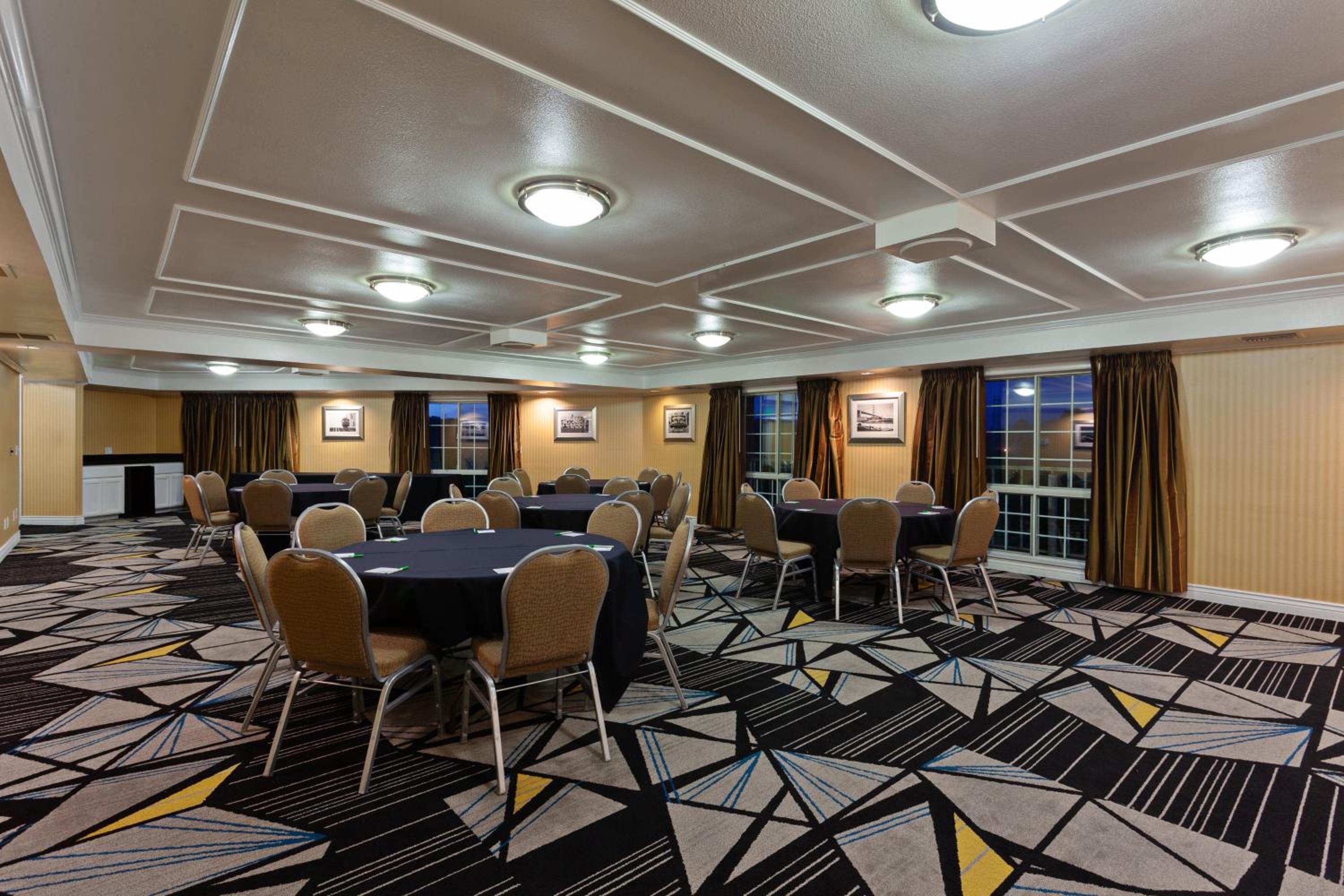 Holiday Inn  Suites San Mateo - SFO, an IHG Hotel - Property Image 7