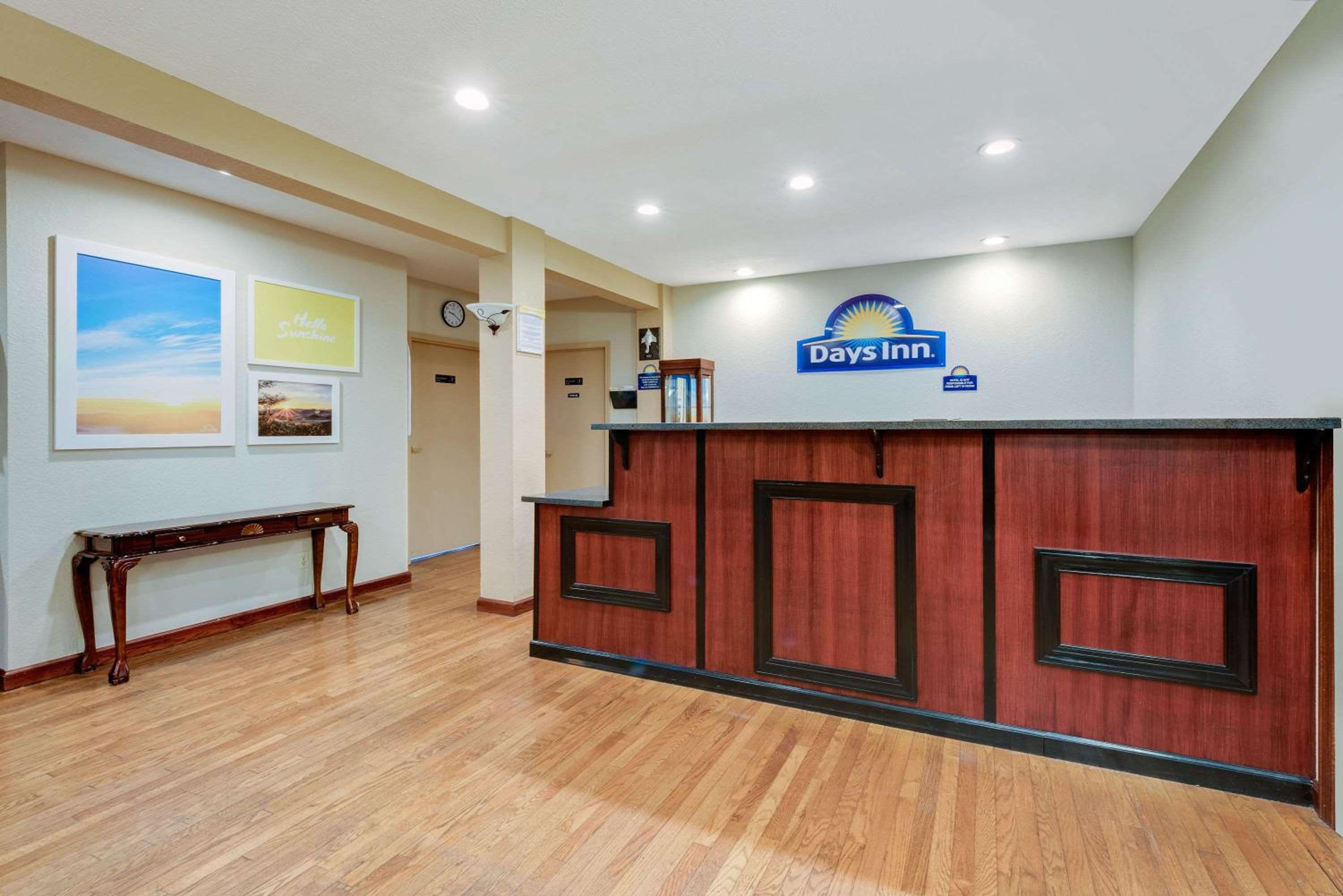 Days Inn by Wyndham Fairmont view 3
