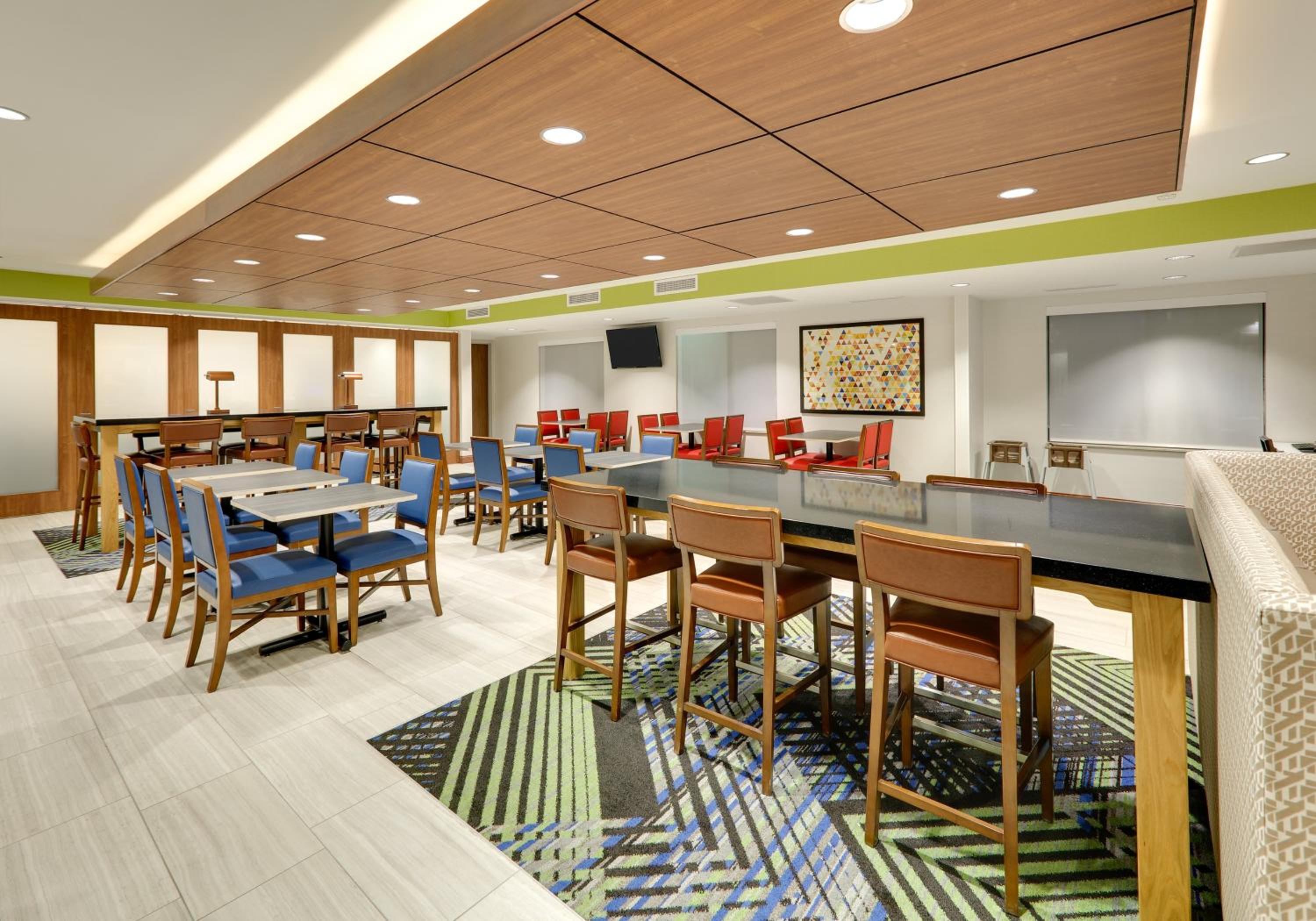 Mitchell Vacations - Holiday Inn Express  Suites Mitchell, an IHG Hotel - Property Image 2
