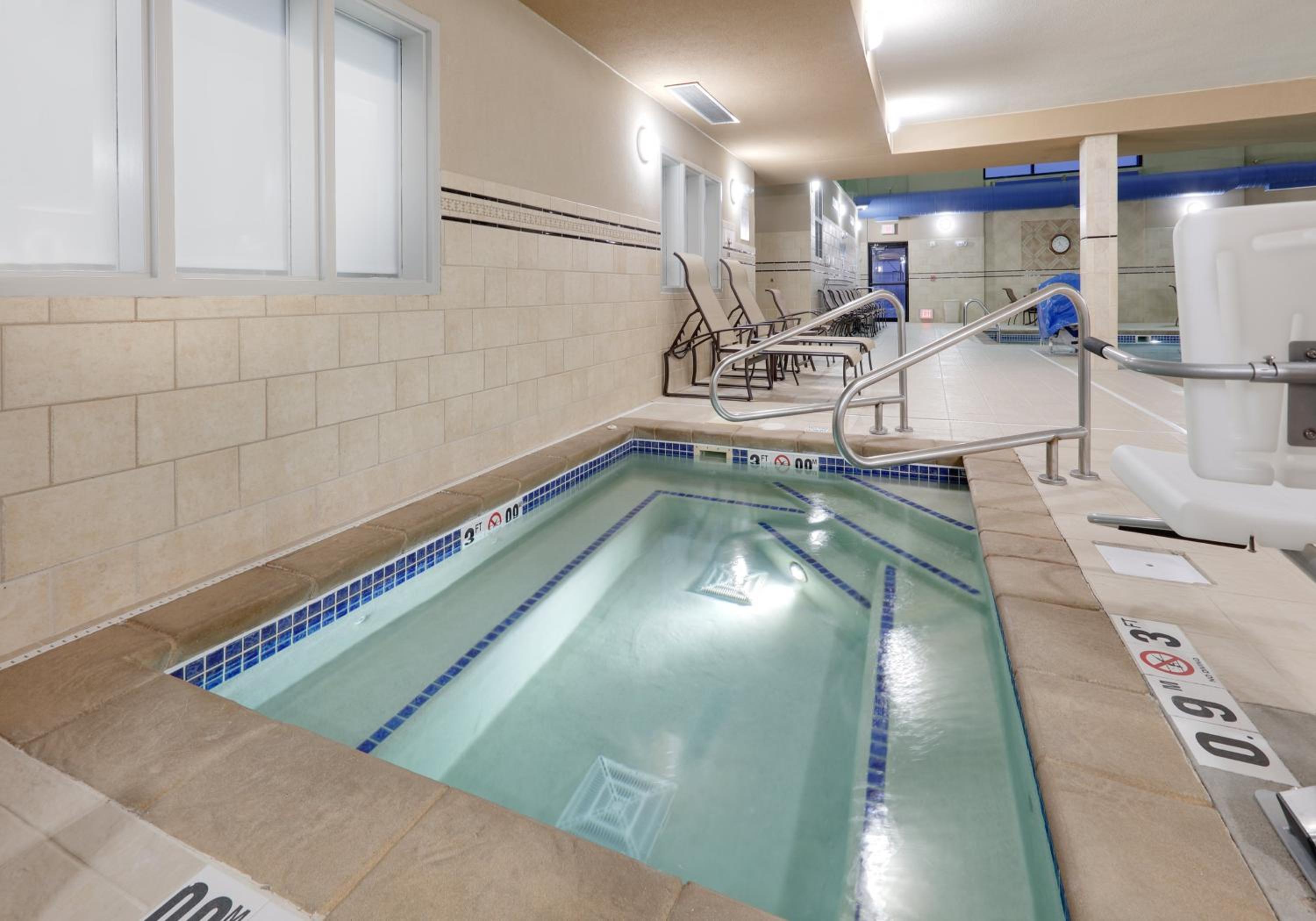 Mitchell Vacations - Holiday Inn Express  Suites Mitchell, an IHG Hotel - Property Image 9