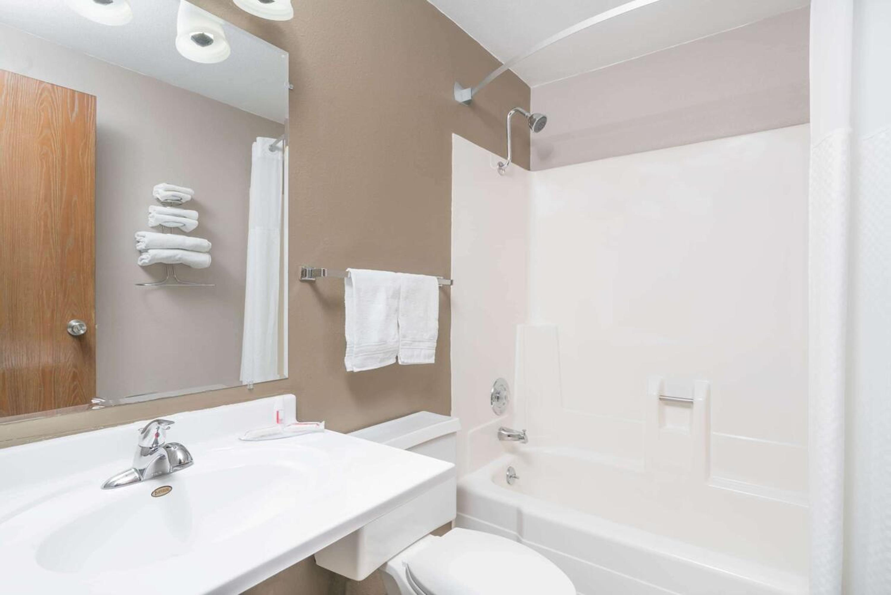 Bismarck Vacations - Super 8 by Wyndham Bismarck - Property Image 28